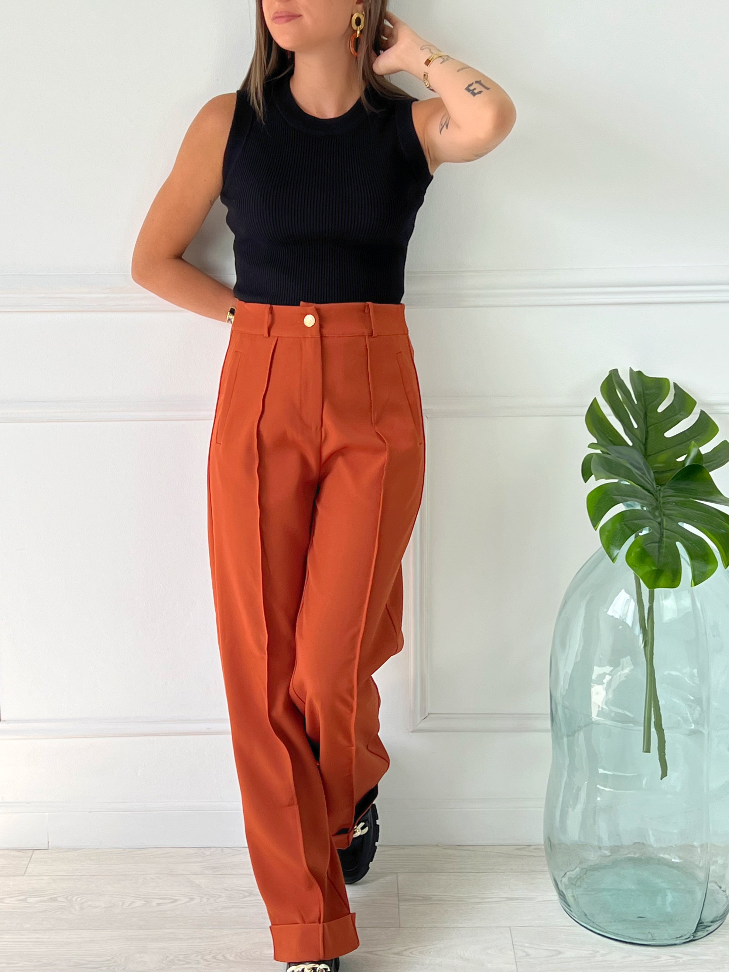 PANTALON COUPE DROITE TAILLE HAUTE CAMEL Pantalon coupe droite Taille haute Couleur : camel 1 poche à l’arrière Passants pour ceinture Composition : 97% Polyester 3% Elasthanne