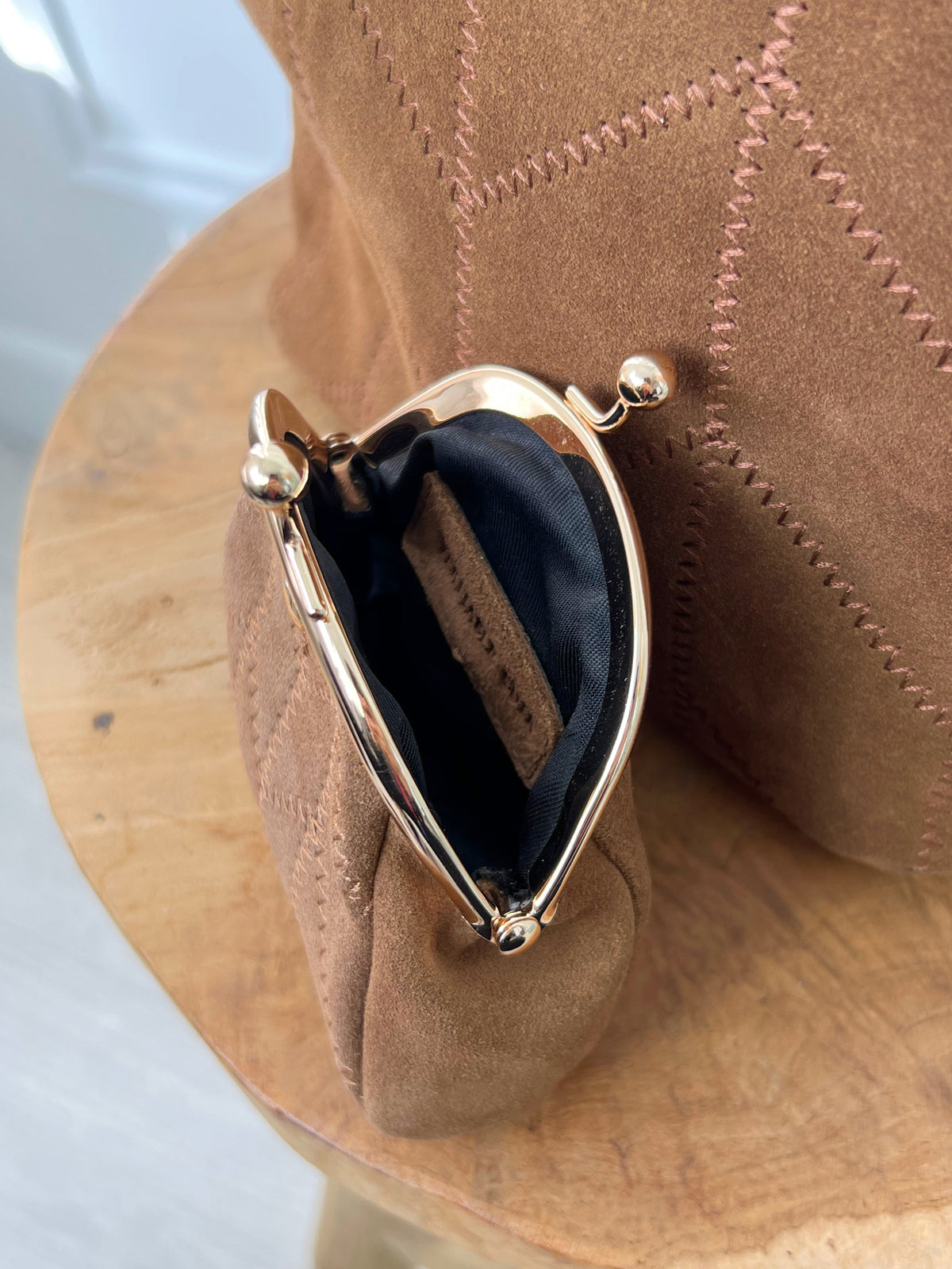 PORTE-MONNAIE CAMEL EN CUIR Porte-monnaie en cuir Rangements à l'intérieur Couleur : cognac Petit cœur doré Dimensions : 9cm*9cm*3cm