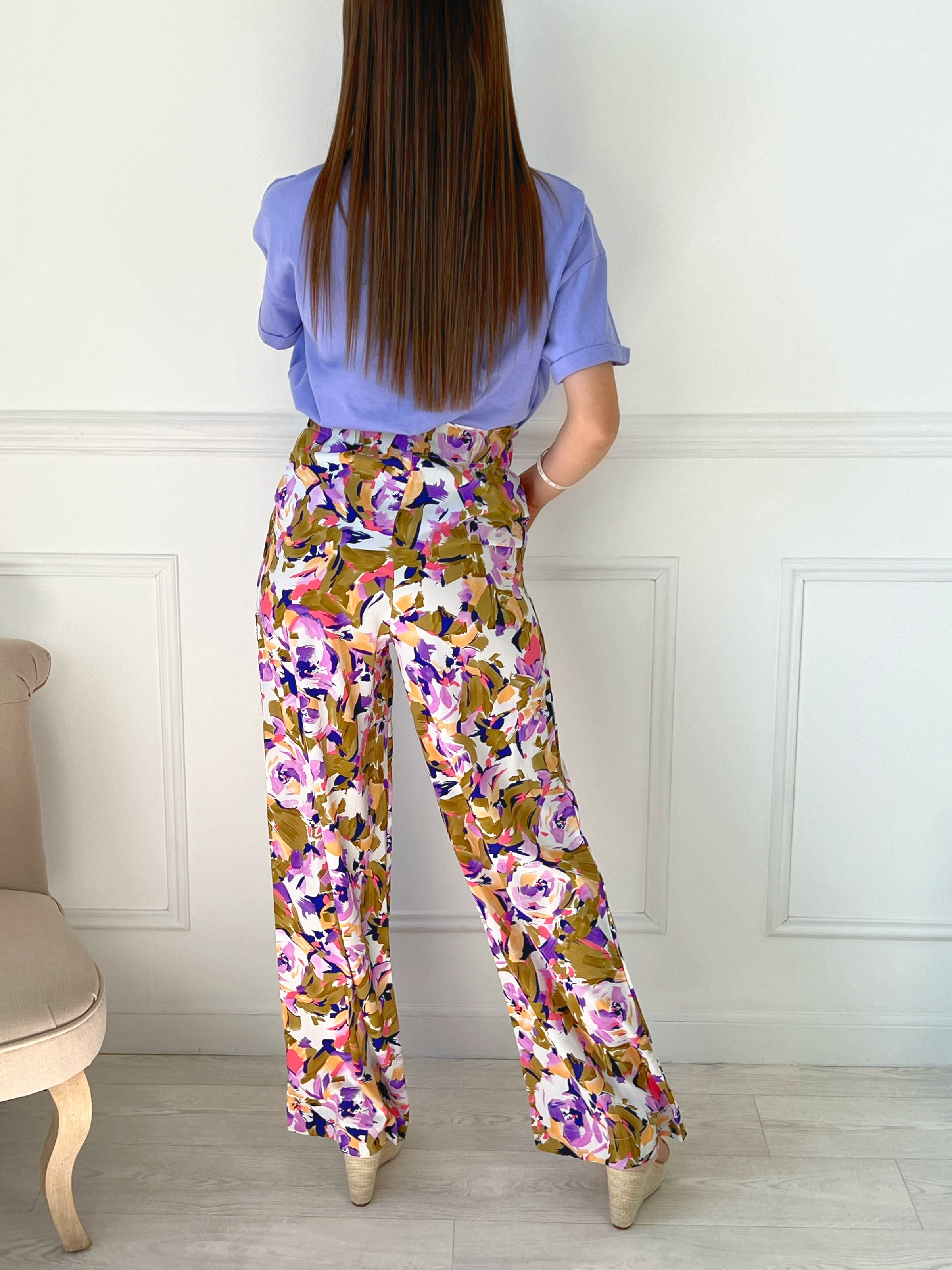 PANTALON FLUIDE À MOTIF FEMME Pantalon fluide Elastiqué à la taille Fermeture éclair et bouton Couleurs : écru, kaki, violet et rose Motif floral Composition : 100% Polyester
