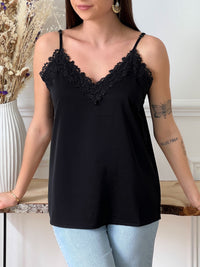Top à bretelles réglables noir et broderie Top Bretelles réglables Col V avec broderie Broderie sur le haut du top Couleur : noir Composition : 100% Polyester Made in P.R.C