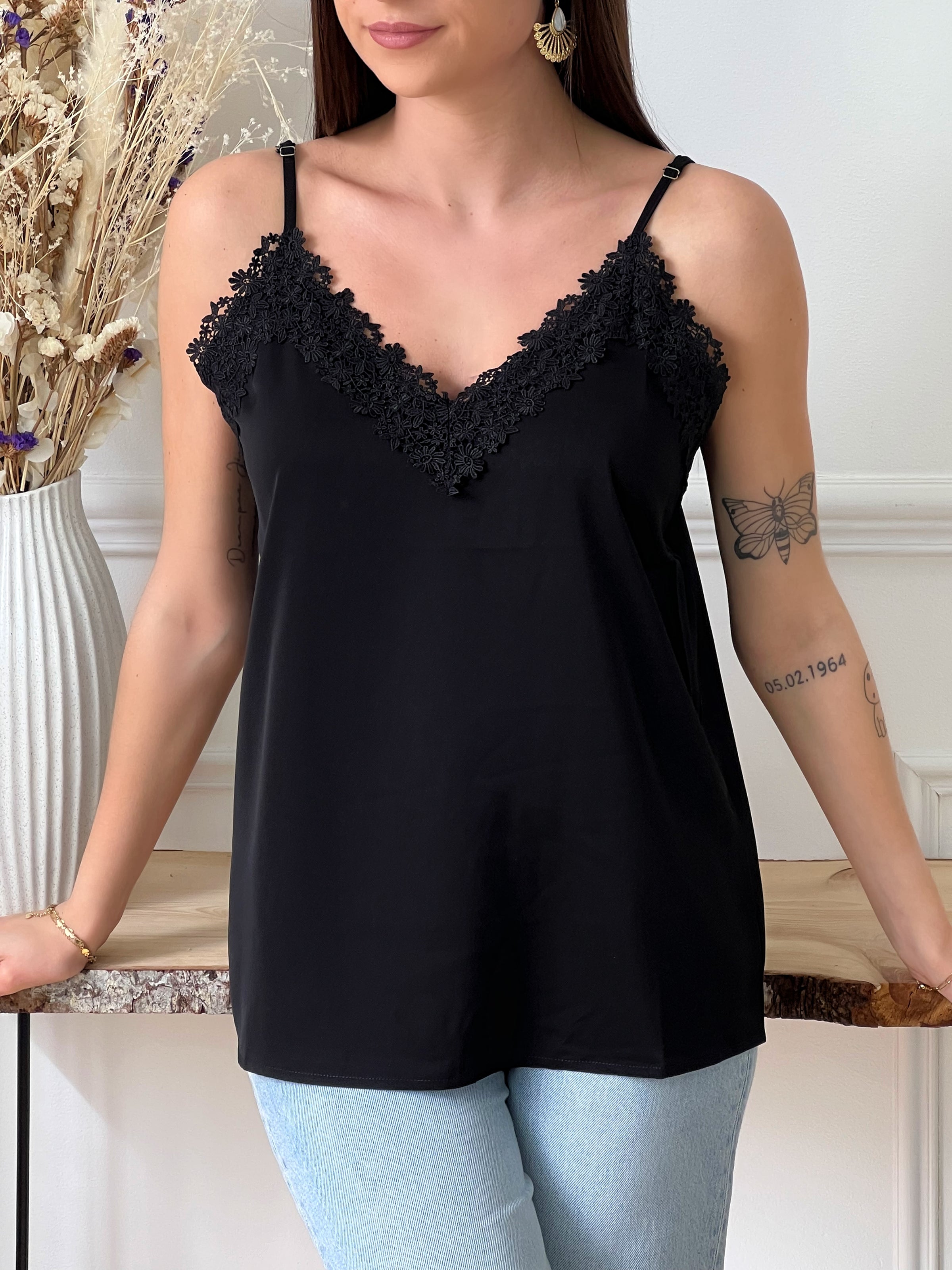 Top à bretelles réglables noir et broderie Top Bretelles réglables Col V avec broderie Broderie sur le haut du top Couleur : noir Composition : 100% Polyester Made in P.R.C