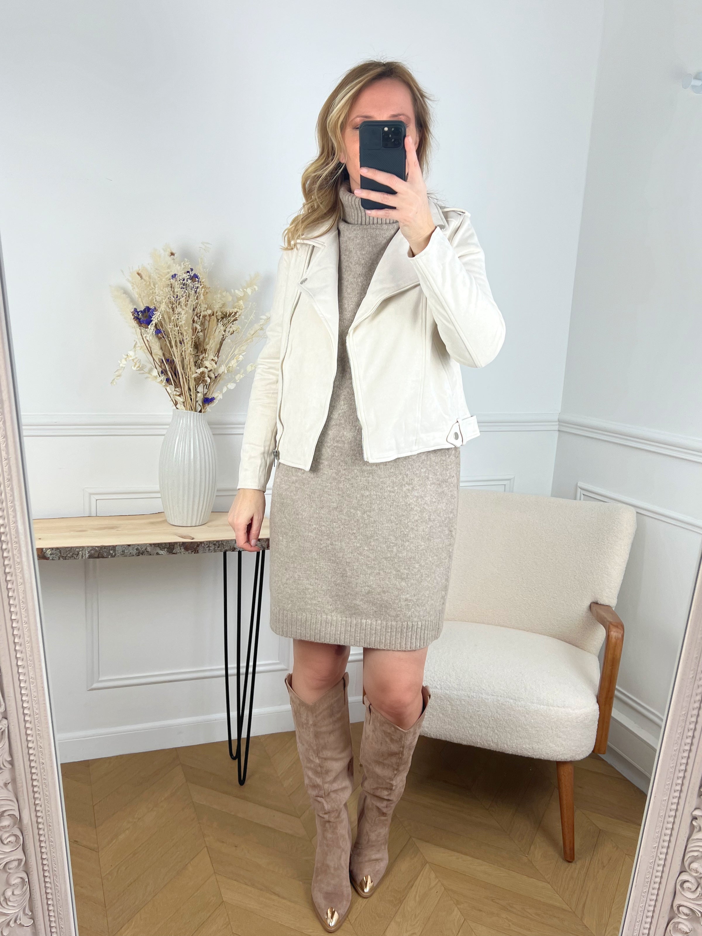 VESTE STYLE PERFECTO BEIGE Veste style perfecto Fermeture éclair argentée 2 poches latérales à découdre Matière effet daim Couleur : beige Prenez votre taille habituelle Composition : 90% Polyester 10% Spandex Lavage et entretien : à la main obligatoire Made in P.R.C