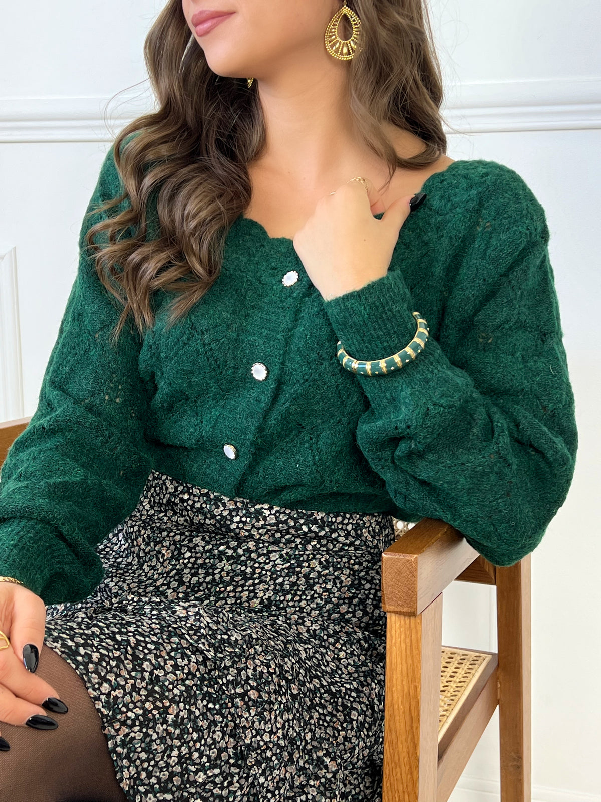 JUPE FLEURIE COURTE ET ÉLASTIQUE Jupe courte Légèrement asymétrique Elastique au dos Fil lurex doré Motif fleuri Volants sur le bas de la jupe Couleurs : noir, beige, vert, rose Composition : 100% Polyester Lavage à la main conseillé