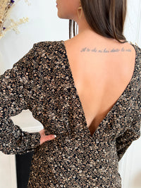 ROBE AVEC DOS EN COL V PLONGEANT Robe courte Dos en col v plongeant Boutons dorés aux poignets Boutons dorés factices sur l'épaule Doublée sur le bas Zip sur le côté de la robe Motif fleuri Couleurs : noir, marron, taupe Composition : 100% Polyester Lavage à la main conseillé