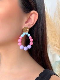 BOUCLES D'OREILLES AVEC PERLES PASTELS Boucles acier inoxydable Perles bleu, rose, violet Légères Fermoir puce Longueur environ 6cm