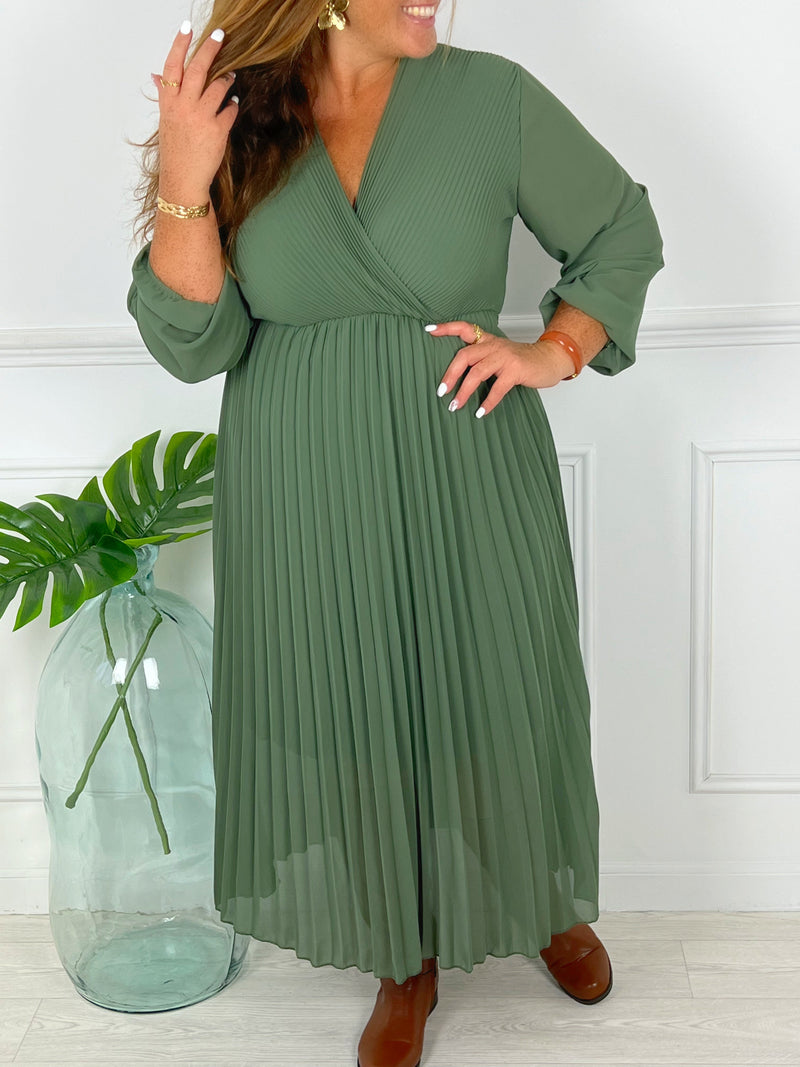 Chic et chaleureuse, cette robe longue plissée kaki sublime la silhouette avec grâce. Une pièce à l’allure bohème et solaire, parfaite pour toutes les saisons