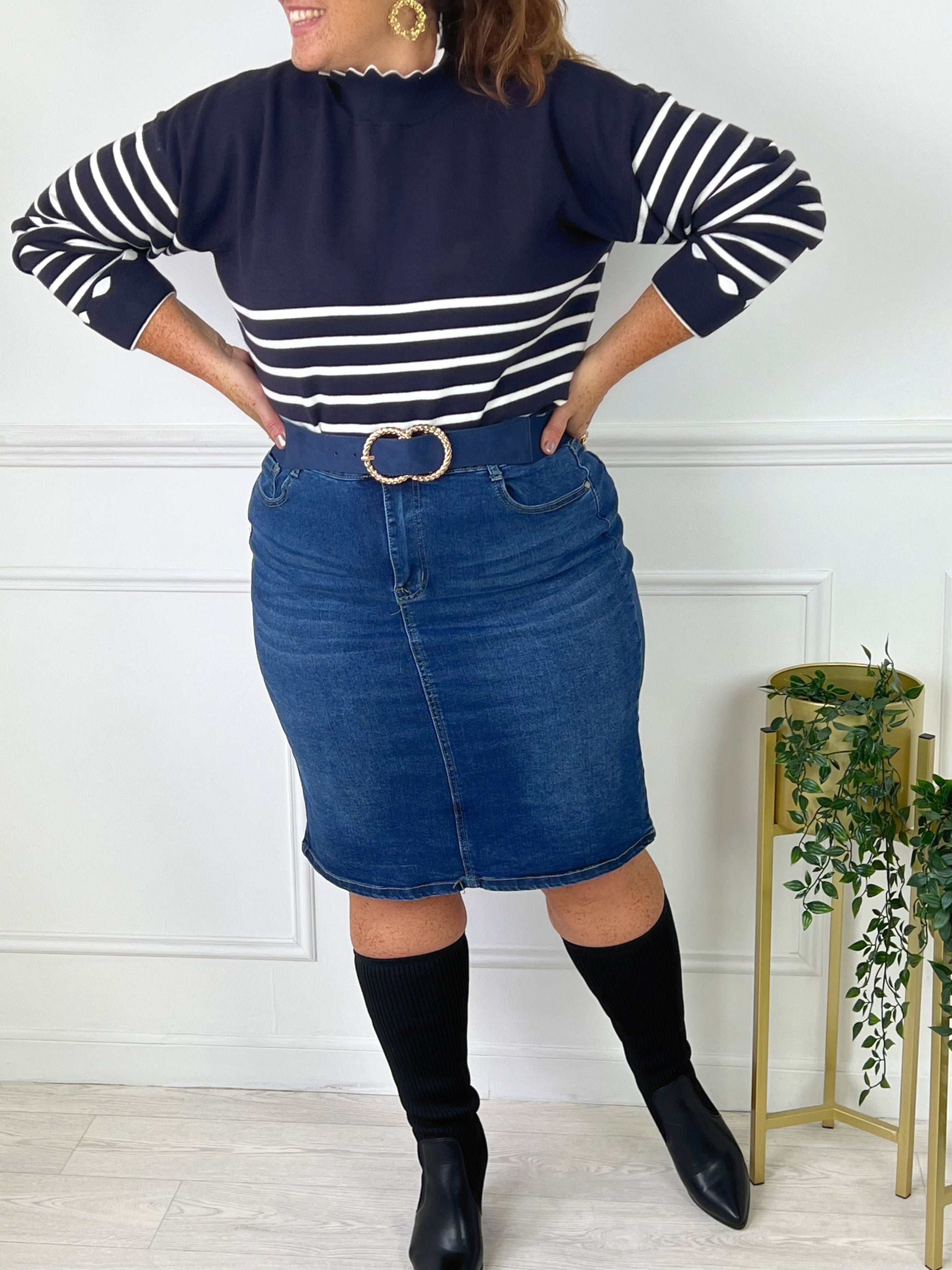 JUPE EN JEAN MI-LONGUE GRANDE TAILLE Jupe en jean Couleur : bleu brut Fente à l'arrière Composition : 68% Coton 27% Polyester 3% Viscose 2% Elasthanne