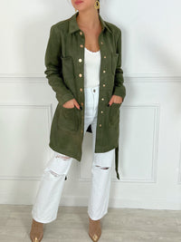 VESTE KAKI AVEC CEINTURE AMOVIBLE FEMME Veste Manches longues Col chemise Boutons sur toute la longueur et aux poignets 4 poches sur l'avant Couleurs : kaki Matière épaisse et effet daim Ceinture amovible Composition : 90% Polyester et 10% Spandex