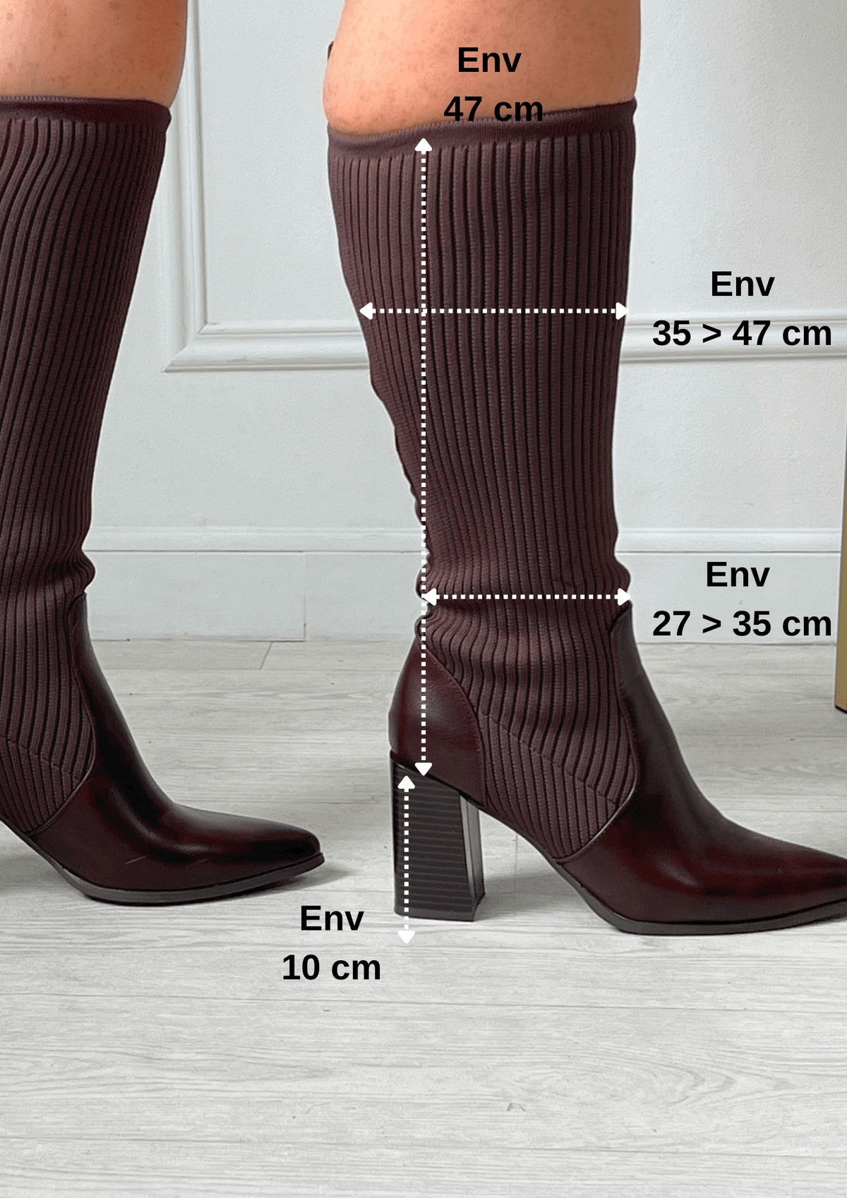 BOTTES ÉLASTIQUE BI-MATIÈRE MARRON Bottes hautes Elastique Bi-matière Couleur : marron chocolat Enfilage 100% Synthétique Convient à toutes morphologies