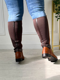 BOTTES BI-MATIÈRE CAMEL Bottes hautes Sangle fantaisie à la cheville Elastique marron Bi-matière Couleur : camel L’ouverture s’effectue sur le zip intérieur Convient à beaucoup de morphologies 100% Synthétique