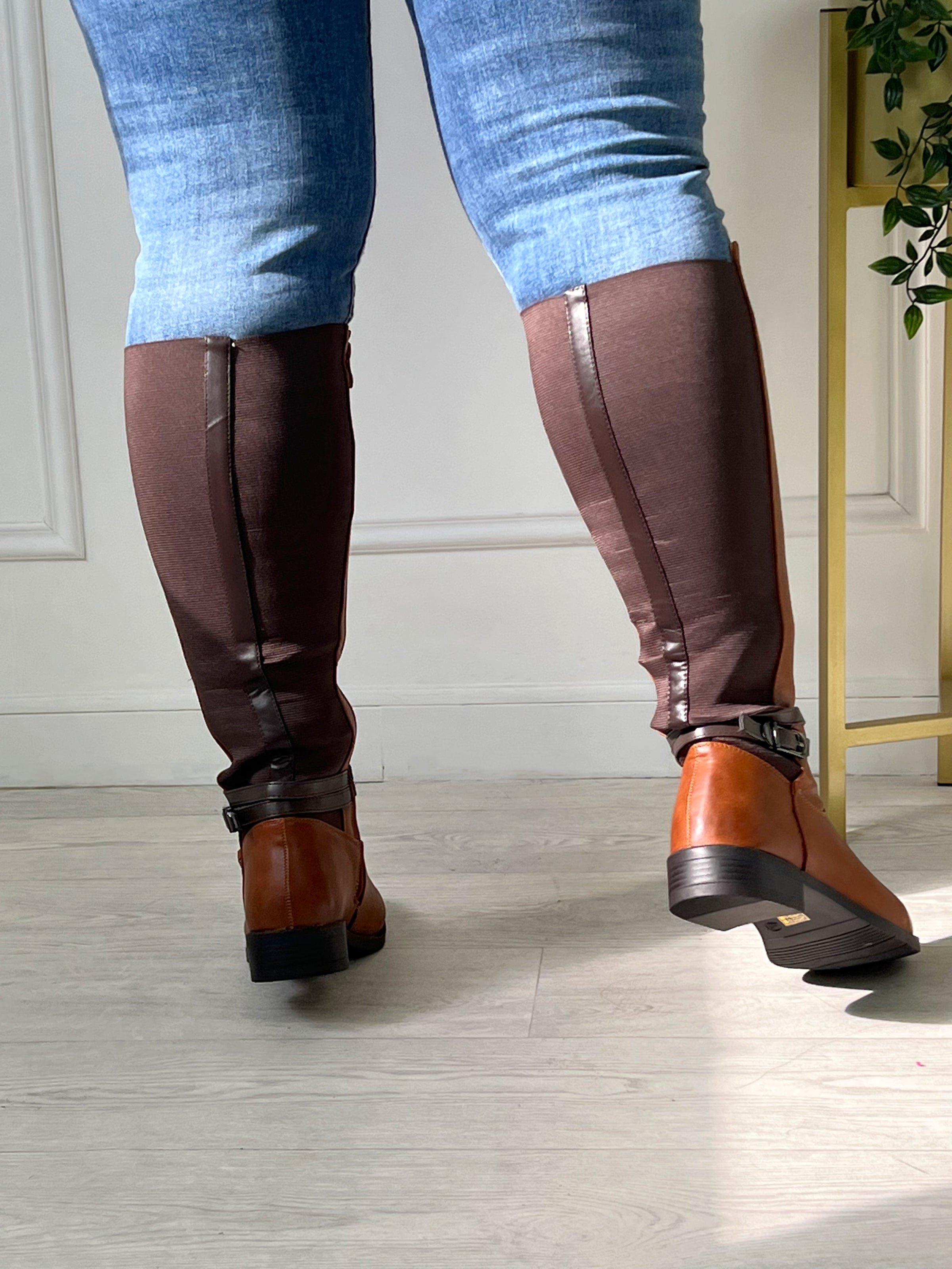 BOTTES BI-MATIÈRE CAMEL Bottes hautes Sangle fantaisie à la cheville Elastique marron Bi-matière Couleur : camel L’ouverture s’effectue sur le zip intérieur Convient à beaucoup de morphologies 100% Synthétique