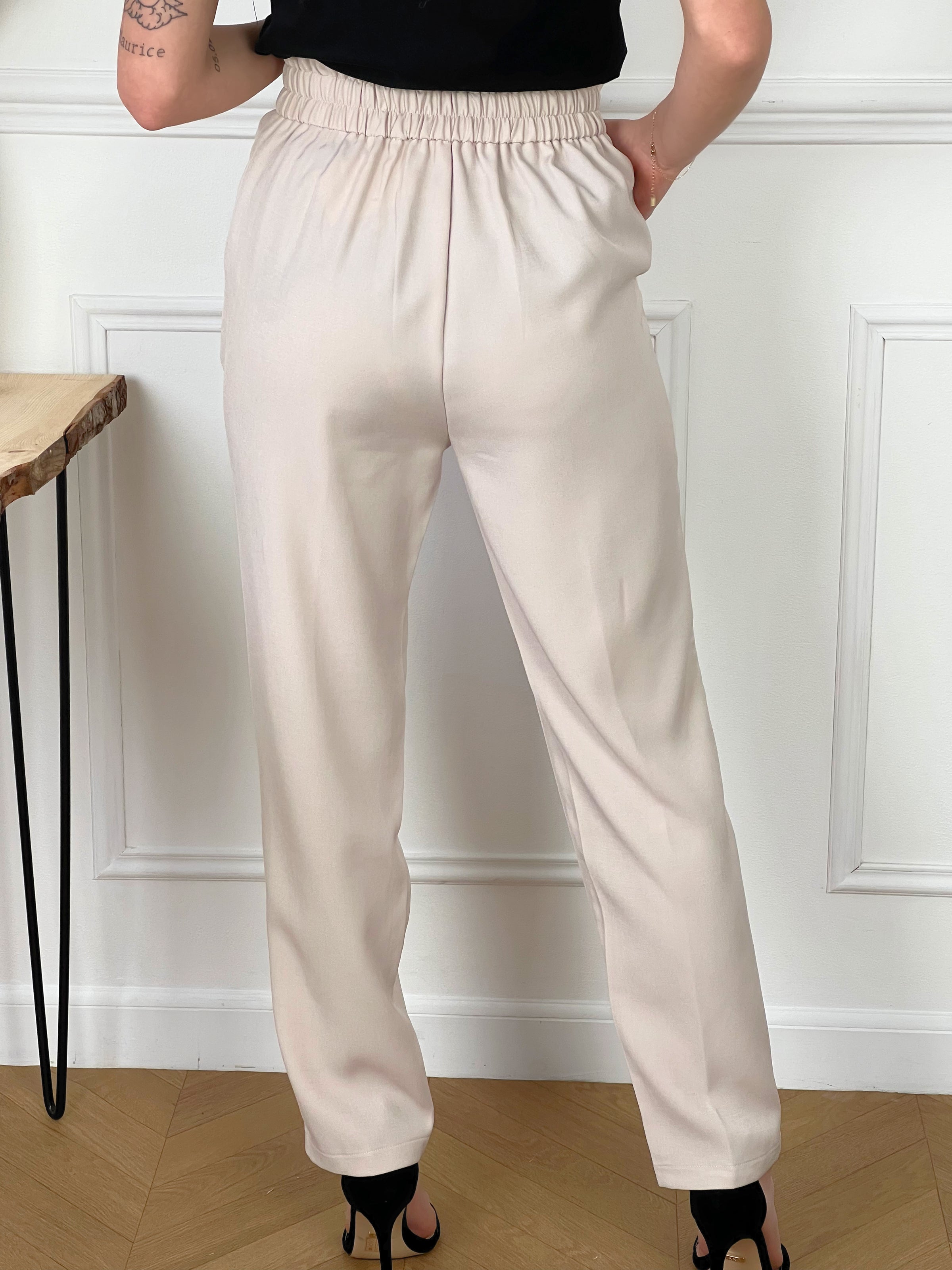 PANTALON TAILLEUR COUPE DROITE BEIGE Pantalon coupe droite 2 poches à latérales à l'avant Boutons factices au niveau de la taille Elastique au dos du pantalon Couleur : beige Composition : Matière 1 : 85% Polyester, 15% Viscose, Matière 2 : 100% Viscose Lavage à la main conseillé Made in P.R.C