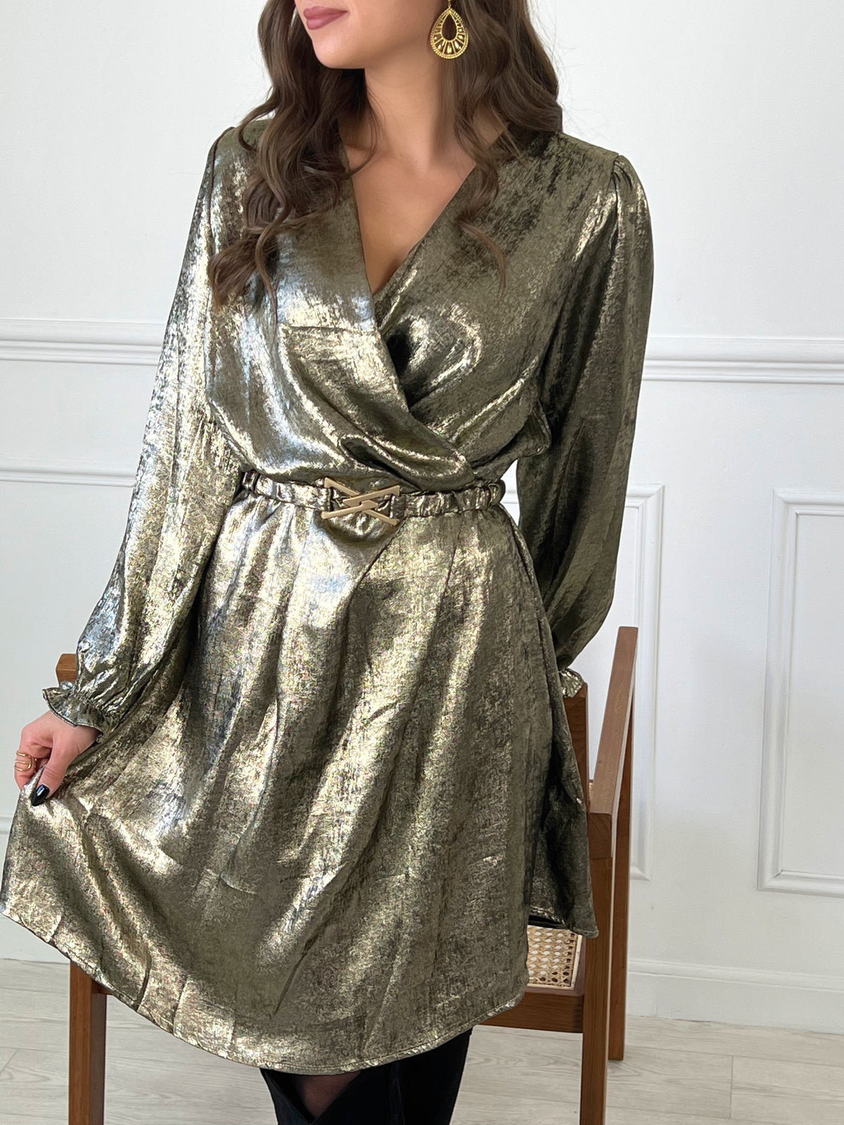 ROBE DORÉ FESTIVE AVEC CEINTURE AMOVIBLE Robe mi-longue manches longues Col cache cœur Elastique au dos Resserré aux poignets Ceinture amovible avec détails dorés Effet brillant Couleur : doré Composition : 100% Polyester Lavage à la main conseillé