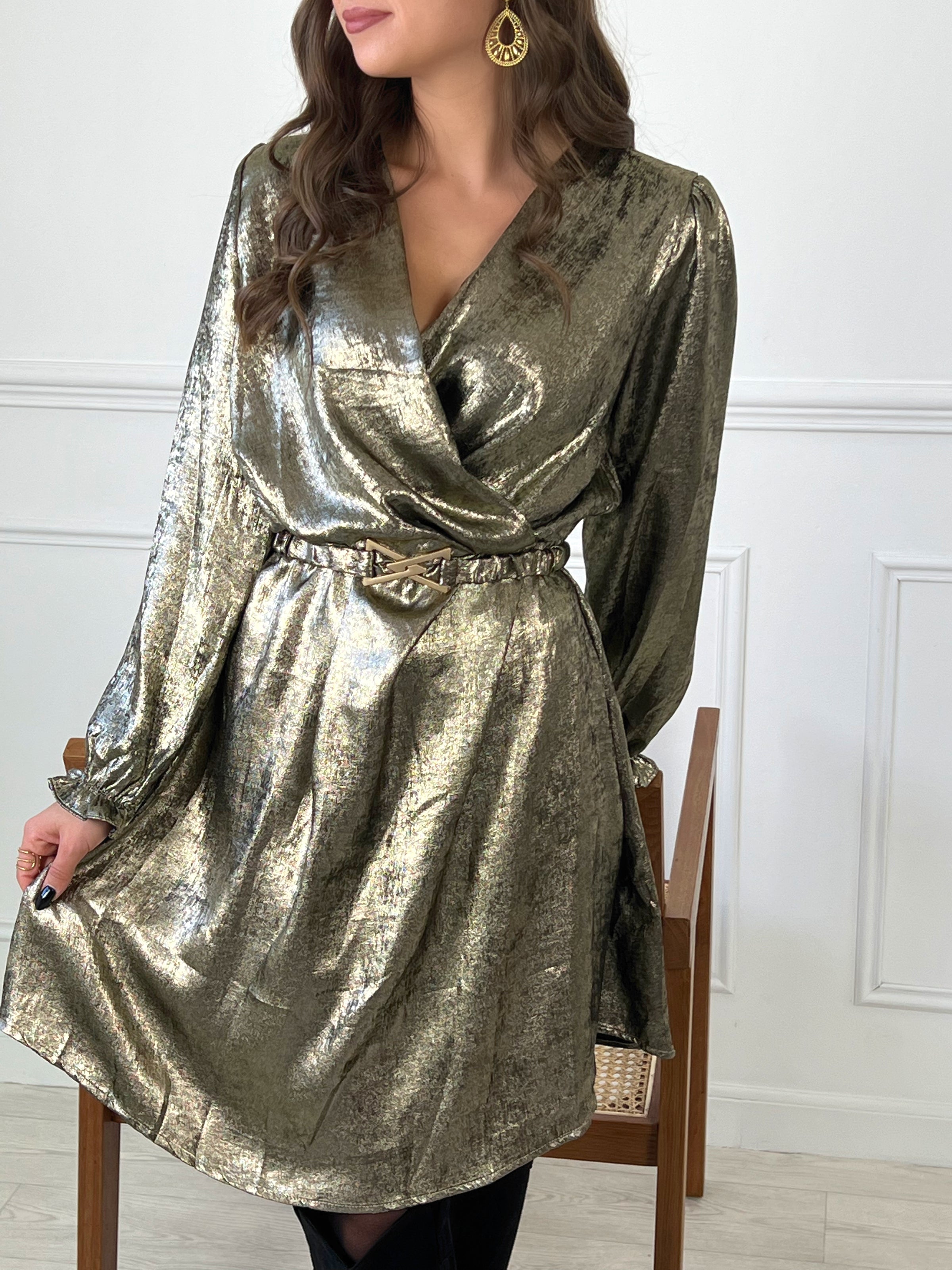ROBE DORÉ FESTIVE AVEC CEINTURE AMOVIBLE Robe mi-longue manches longues Col cache cœur Elastique au dos Resserré aux poignets Ceinture amovible avec détails dorés Effet brillant Couleur : doré Composition : 100% Polyester Lavage à la main conseillé