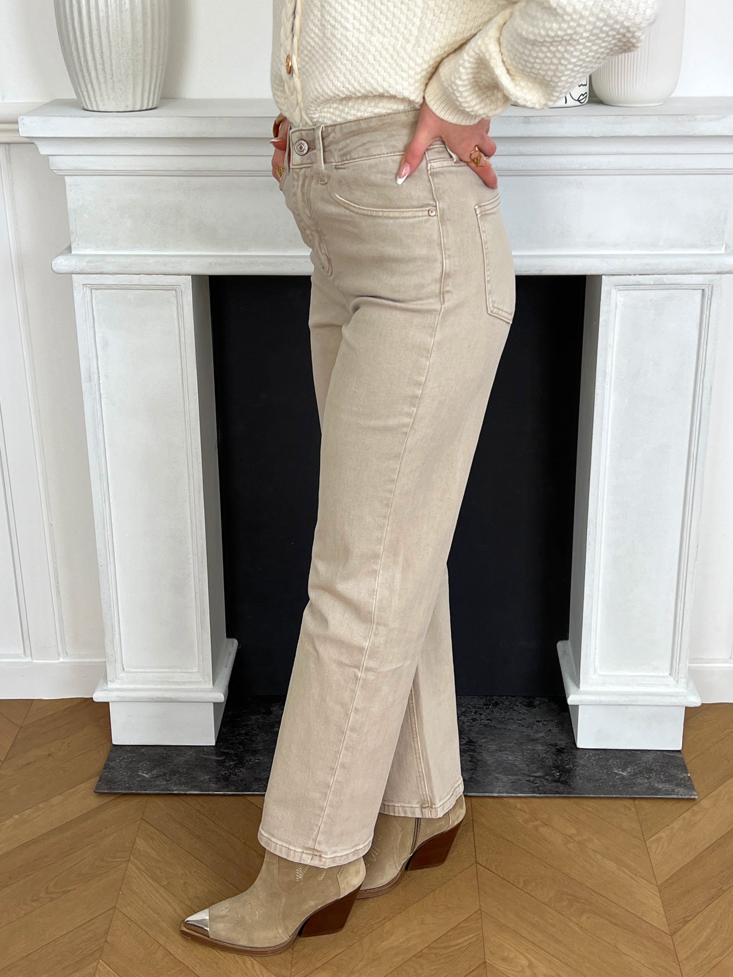 JEAN BEIGE COUPE DROITE Jean taille haute Coupe droite Fermeture boutons et zip 2 poches devant et 2 poches derrières Couleur : beige Composition : 98,5% Coton, 1,5% Elasthanne Lavage à la main conseillé, laver à l’envers Made in P.R.C