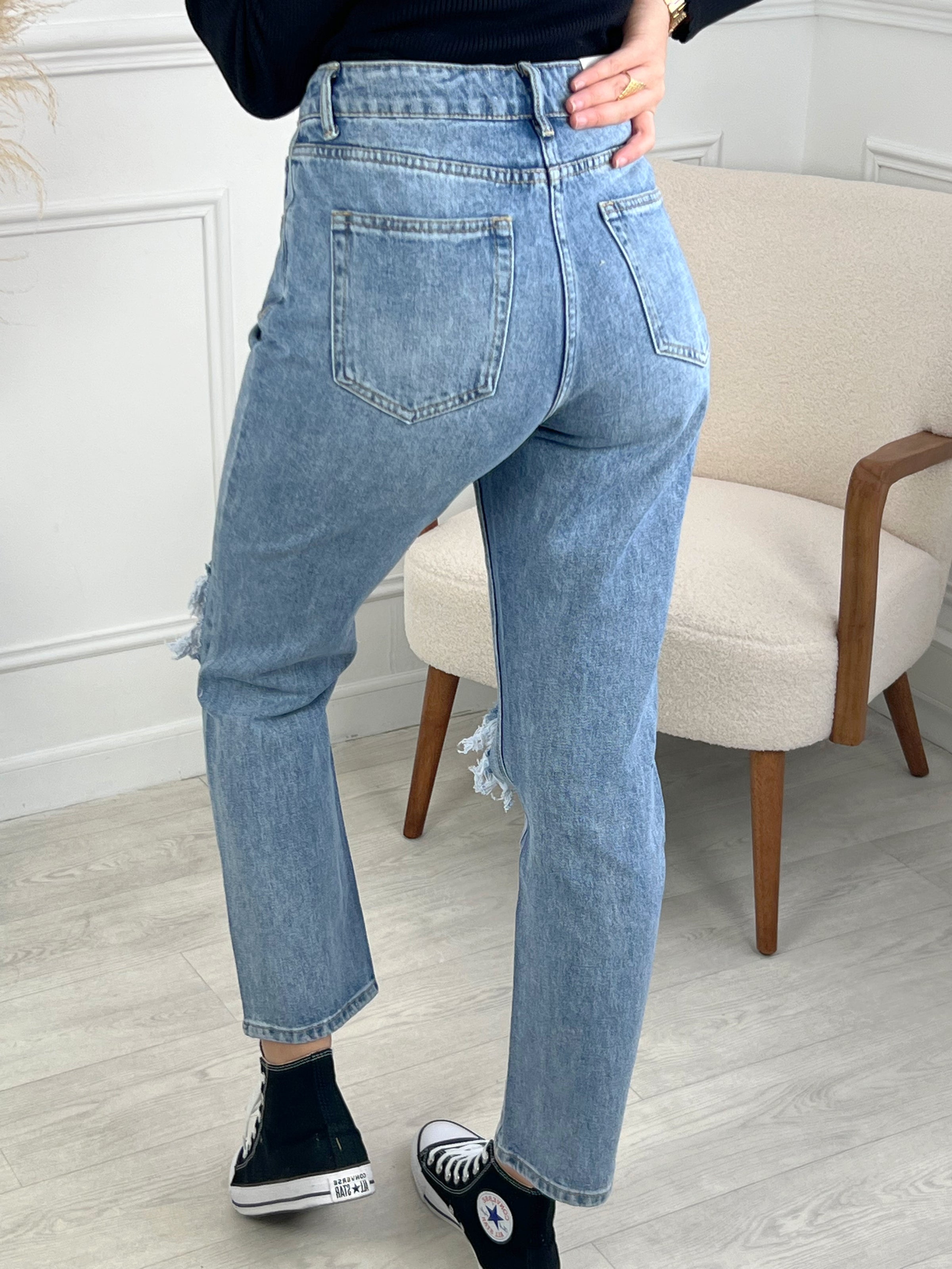 JEAN TROUÉ BLEU CLAIR FEMME Jean Fitted straight Fermeture boutons et zip 2 poches devant et derrière Effet déchiré et troué Couleur : bleu Composition: 100% Coton