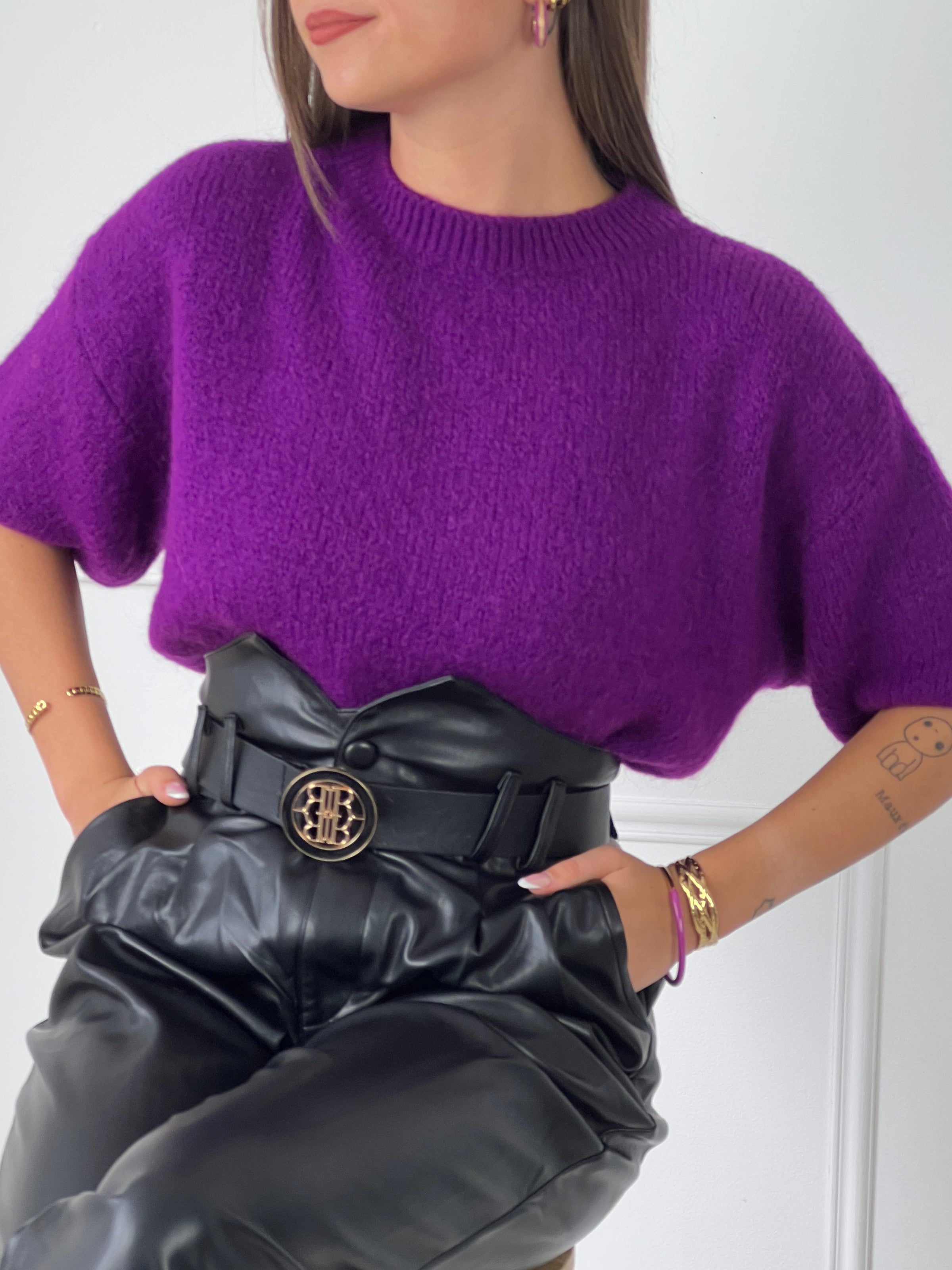 PANTALON SIMILI CUIR TAILLE HAUTE NOIR Pantalon simili cuir Taille haute 2 poches latérales Intérieur doux Fermeture éclair avec bouton Ourlets Avec ceinture amovible Couleur : noir Composition : 45% Polyuréthane 55% Coton