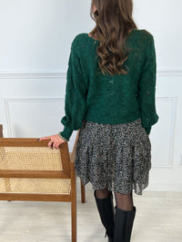 JUPE FLEURIE COURTE ET ÉLASTIQUE Jupe courte Légèrement asymétrique Elastique au dos Fil lurex doré Motif fleuri Volants sur le bas de la jupe Couleurs : noir, beige, vert, rose Composition : 100% Polyester Lavage à la main conseillé