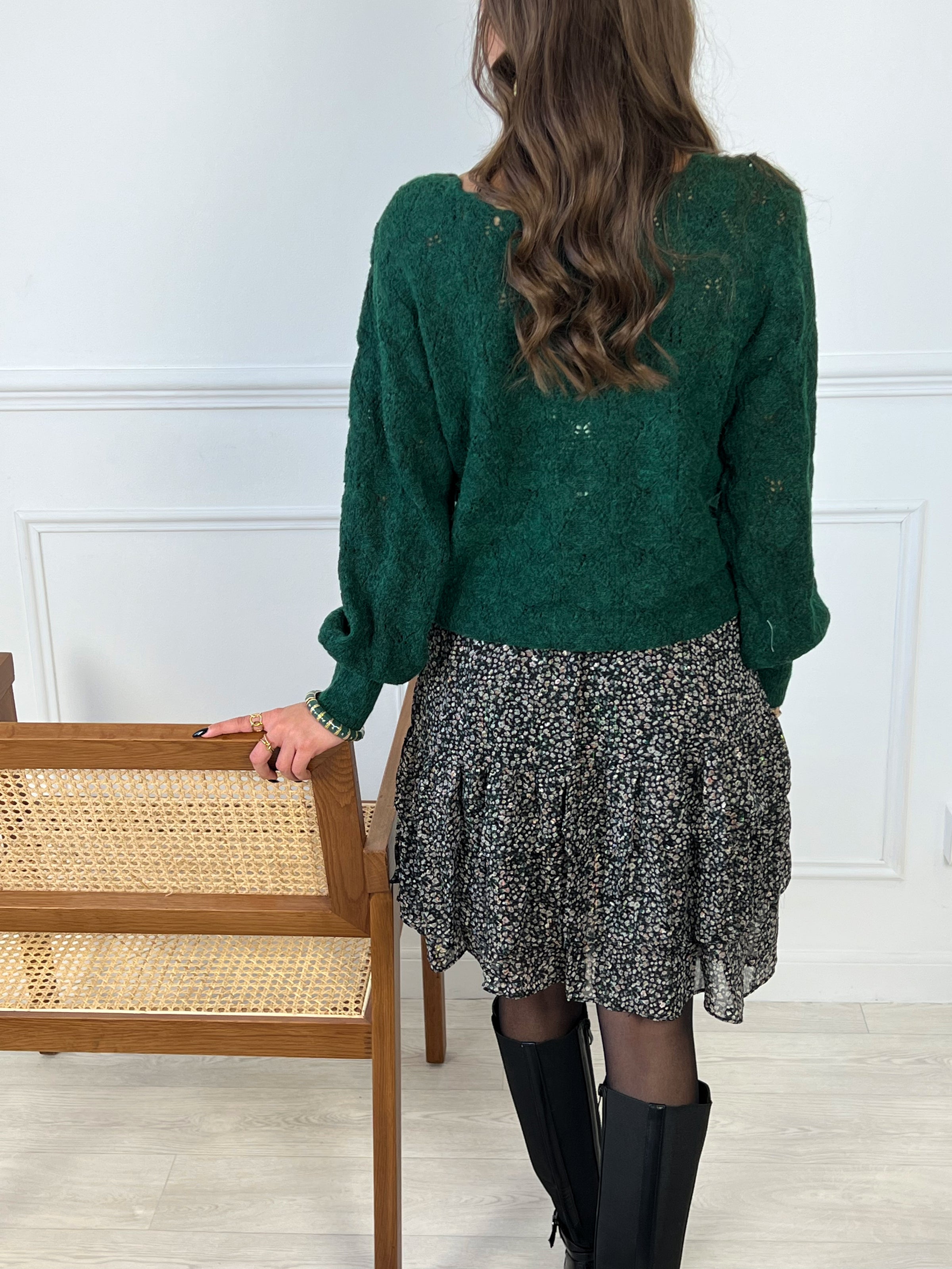 JUPE FLEURIE COURTE ET ÉLASTIQUE Jupe courte Légèrement asymétrique Elastique au dos Fil lurex doré Motif fleuri Volants sur le bas de la jupe Couleurs : noir, beige, vert, rose Composition : 100% Polyester Lavage à la main conseillé