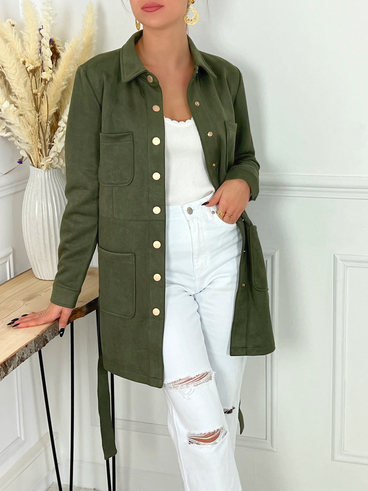 VESTE KAKI AVEC CEINTURE AMOVIBLE FEMME Veste Manches longues Col chemise Boutons sur toute la longueur et aux poignets 4 poches sur l'avant Couleurs : kaki Matière épaisse et effet daim Ceinture amovible Composition : 90% Polyester et 10% Spandex
