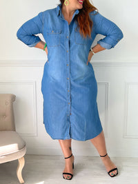 Robe en jean longue Col chemise Echancrée sur les côtés Ceinture tressée amovible marron Boutonnée tout le long Manches longues retroussables Composition : 80% Coton 20% Polyester Lavage à la main recommandé