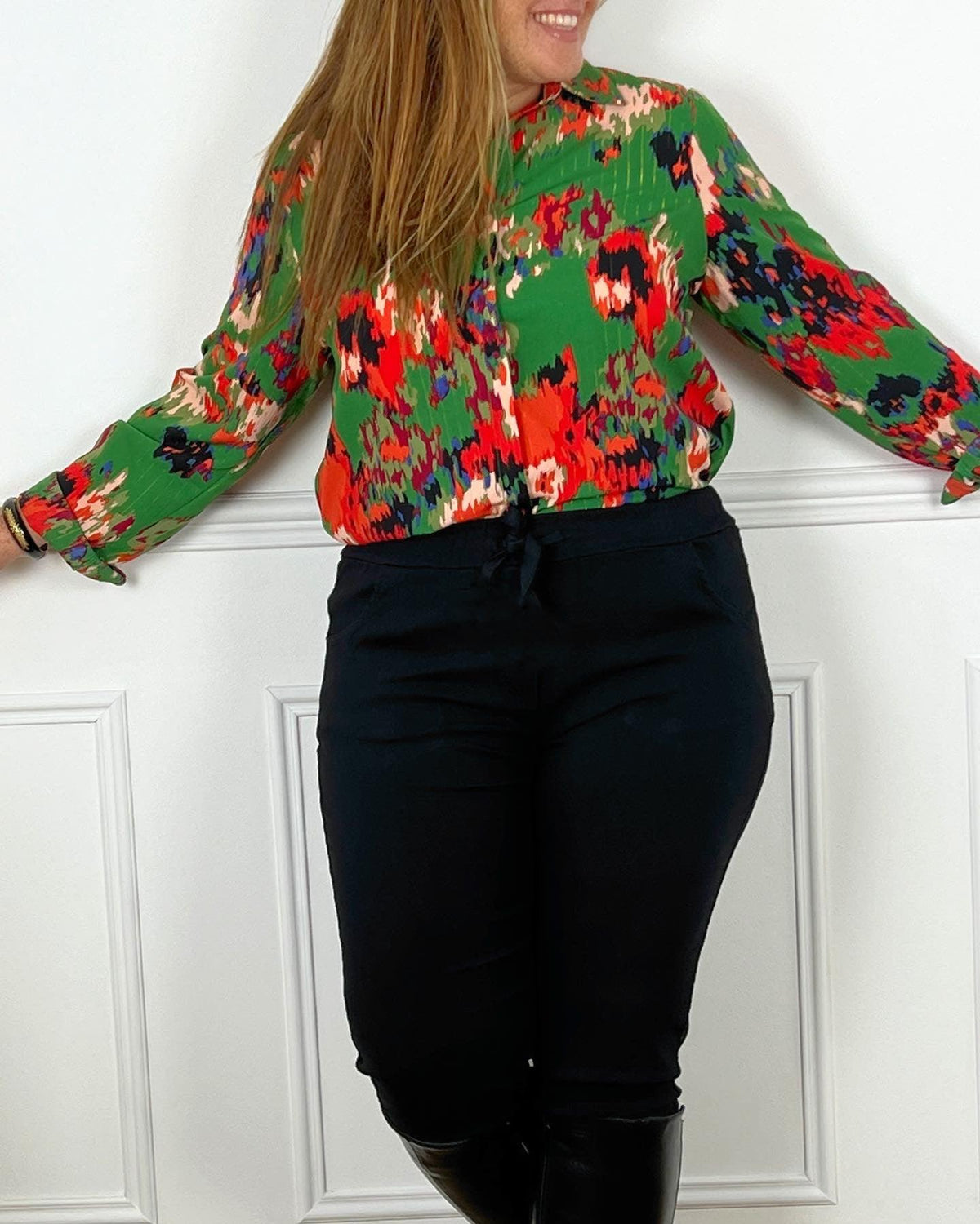 CHEMISE VERTE COLORÉE GRANDE TAILLE Chemise manches longues Boutons sur la longueur et poignets Manches retroussables Couleurs : verte, rouge, bleu et orange À motifs Fil lurex doré Composition : 100% Polyester Lavage et entretien : main obligatoire Made in R.P.C