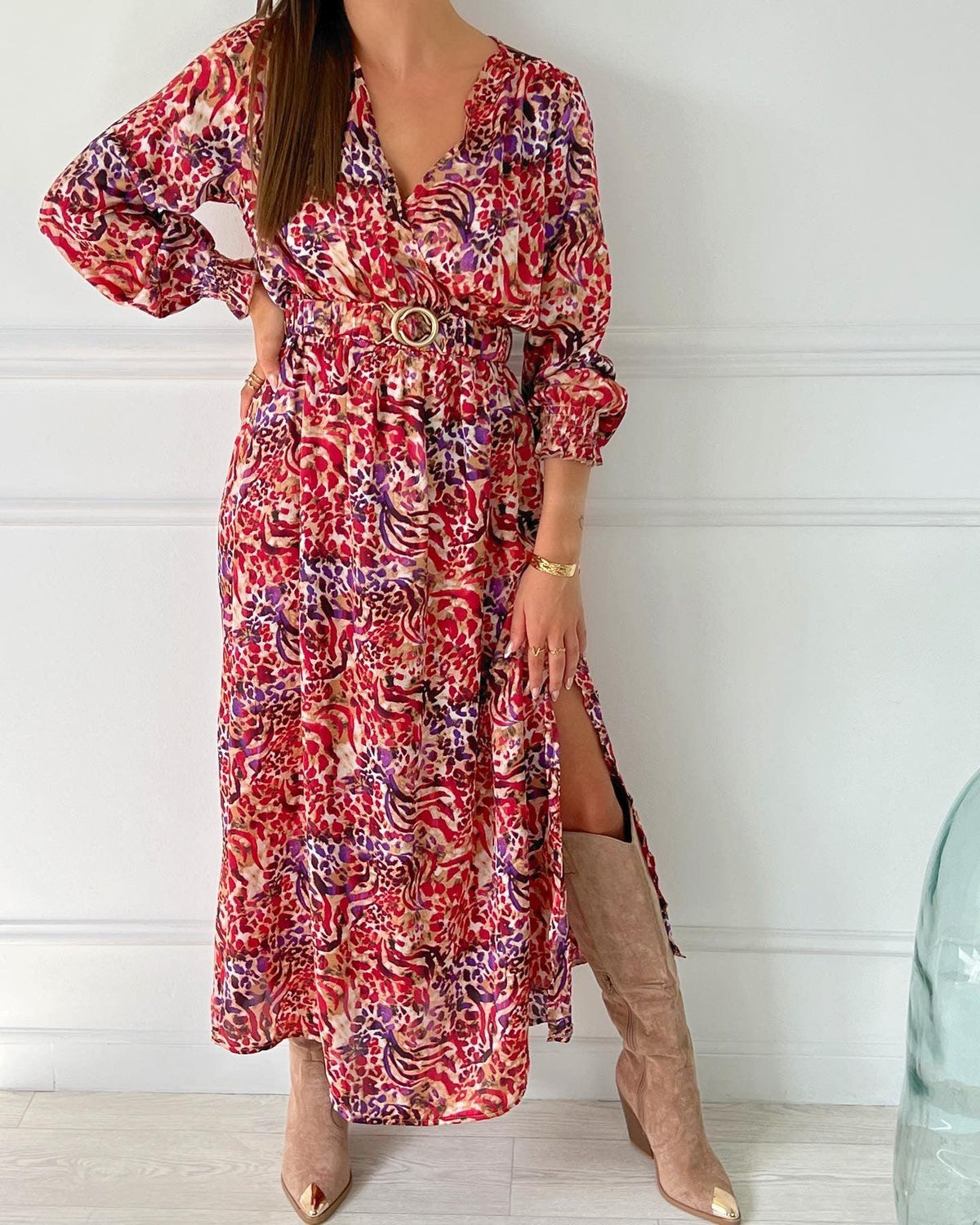 ROBE LONGUE VIOLETTE ROSE BEIGE Robe longue à manches longues Elastique à la taille avec ceinture amovible Col cache cœur Couleurs : imprimé violet rose et beige Composition : 100% polyester Lavage à la main obligatoire