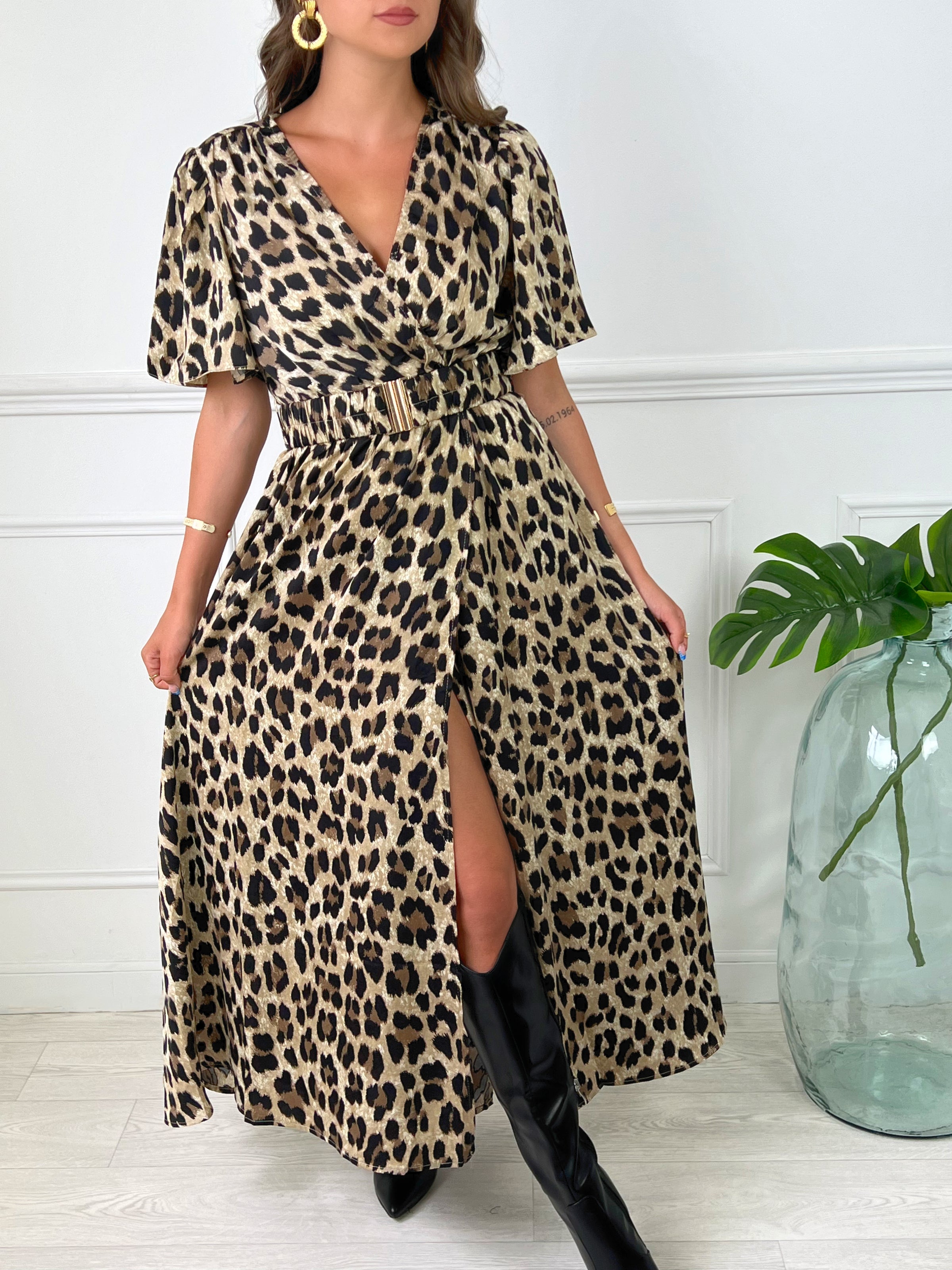 ROBE LONGUE MOTIF LÉOPARD Robe longue manches courtes Col V avec bouton pression Elastique à la taille et ceinture amovible Couleur marron et noir Motif léopard Composition: 100% Polyester Entretien et Lavage à la main recommandé