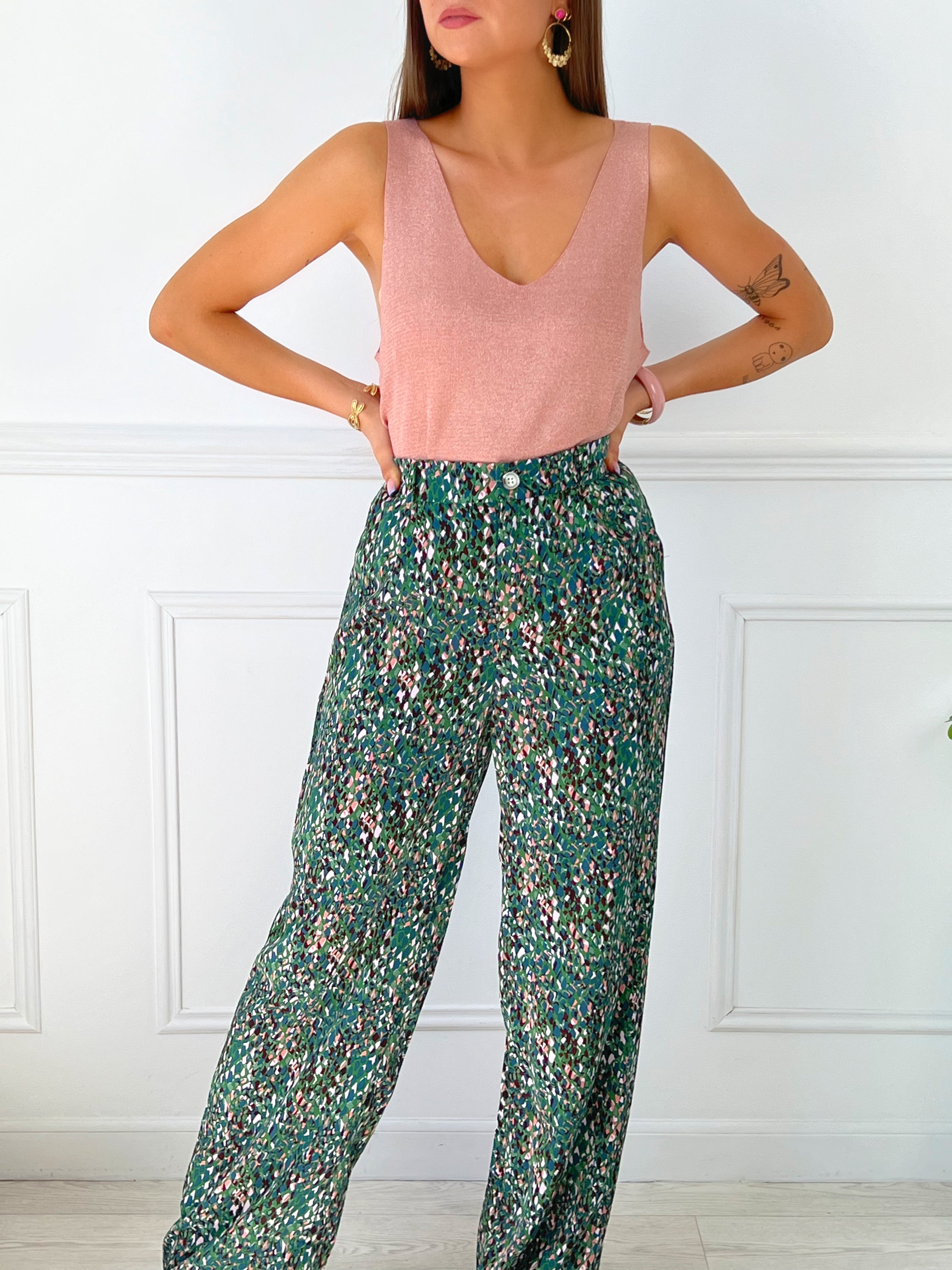 PANTALON FLUIDE FEMME À MOTIFS Pantalon fluide Élastique au dos Passants pour ceinture Fermeture éclair et bouton Couleurs : bleu, vert, rose et écru 2 poches latérales Composition : 100% Polyester