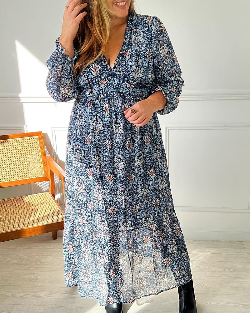 ROBE LONGUE FLEURIE BLEU GRANDE TAILLE Robe longue manches longues Col V Elastique aux poignets et à l'arrière de la taille Couleurs : bleu Détail volanté au col et à la taille Motifs floral terracotta et beige Détails argenté sur les motifs Composition : 60% Polyester 40% Viscose Lavage à la main obligatoire