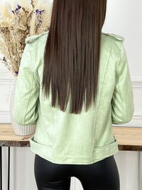 VESTE STYLE PERFECTO VERT CLAIR Veste style perfecto Fermeture éclair argentée 2 poches latérales à découdre Matière effet daim Couleur : vert clair Prenez votre taille habituelle