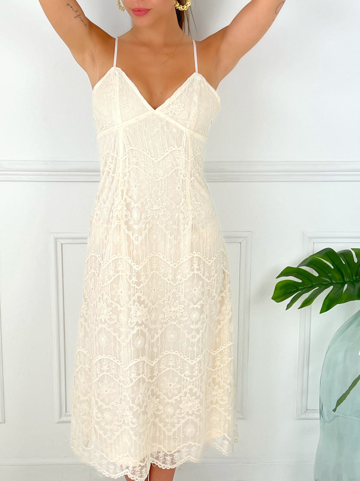 ROBE BEIGE À BRETELLES Robe longue Bretelles réglables Col V Fermeture éclair sur le côté gauche En dentelle avec doublure Légèrement transparente Couleur : beige Composition: 100% Coton Lavage à la main et à l’eau froide obligatoire