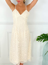 ROBE BEIGE À BRETELLES Robe longue Bretelles réglables Col V Fermeture éclair sur le côté gauche En dentelle avec doublure Légèrement transparente Couleur : beige Composition: 100% Coton Lavage à la main et à l’eau froide obligatoire
