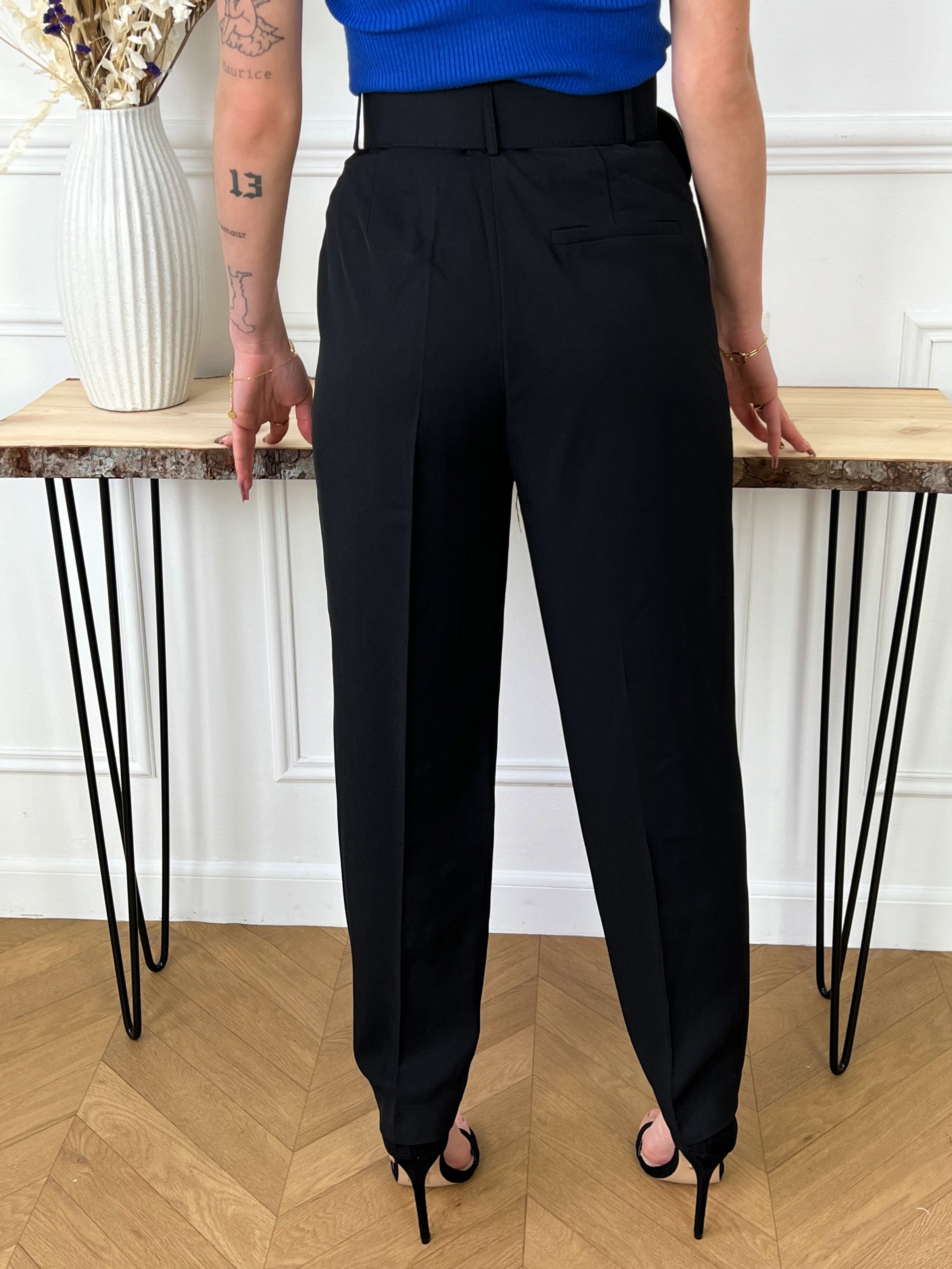 PANTALON TAILLE HAUTE NOIR FEMME Pantalon coupe droite 2 poches latérales  Avec ceinture Couleur : Noir Composition : 100% Polyester Lavage à la main obligatoire Made in P.R.C
