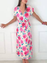 ROBE LONGUE ROSE BLANCHE ET BLEU Robe longue manches courtes Col V avec bouton à pression Elastique à la taille Ceinture amovible Motif floral Doublée Couleurs : écru, rose et bleu Composition : 100% polyester Lavage à la main conseillé