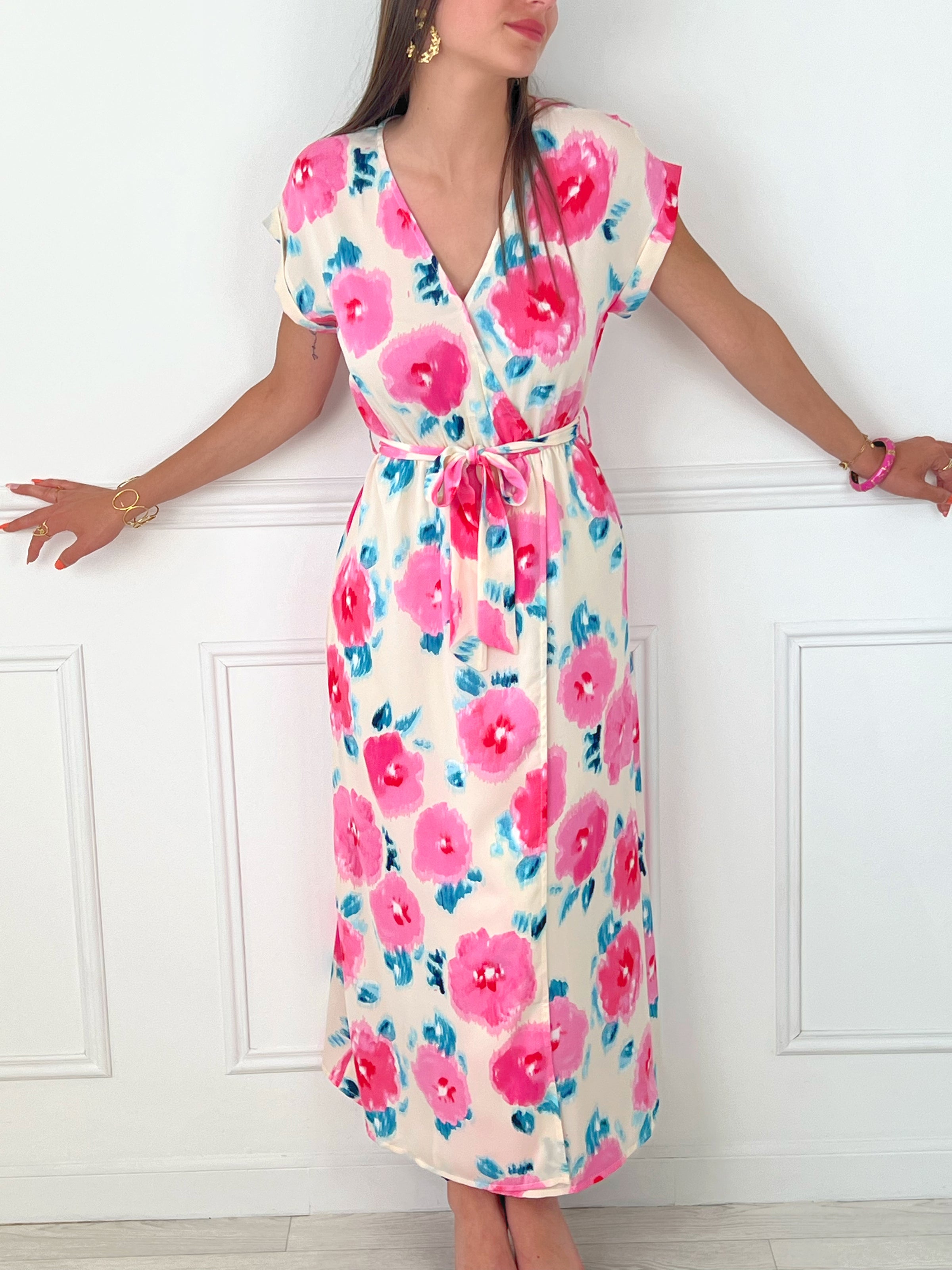 ROBE LONGUE ROSE BLANCHE ET BLEU Robe longue manches courtes Col V avec bouton à pression Elastique à la taille Ceinture amovible Motif floral Doublée Couleurs : écru, rose et bleu Composition : 100% polyester Lavage à la main conseillé