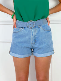 SHORT BLEU TAILLE HAUTE EN COTON FEMME Short en jean Taille haute Fermeture par boutons et zip Passants 2 poches devant et derrière Couleur : bleu Composition : 100% Coton