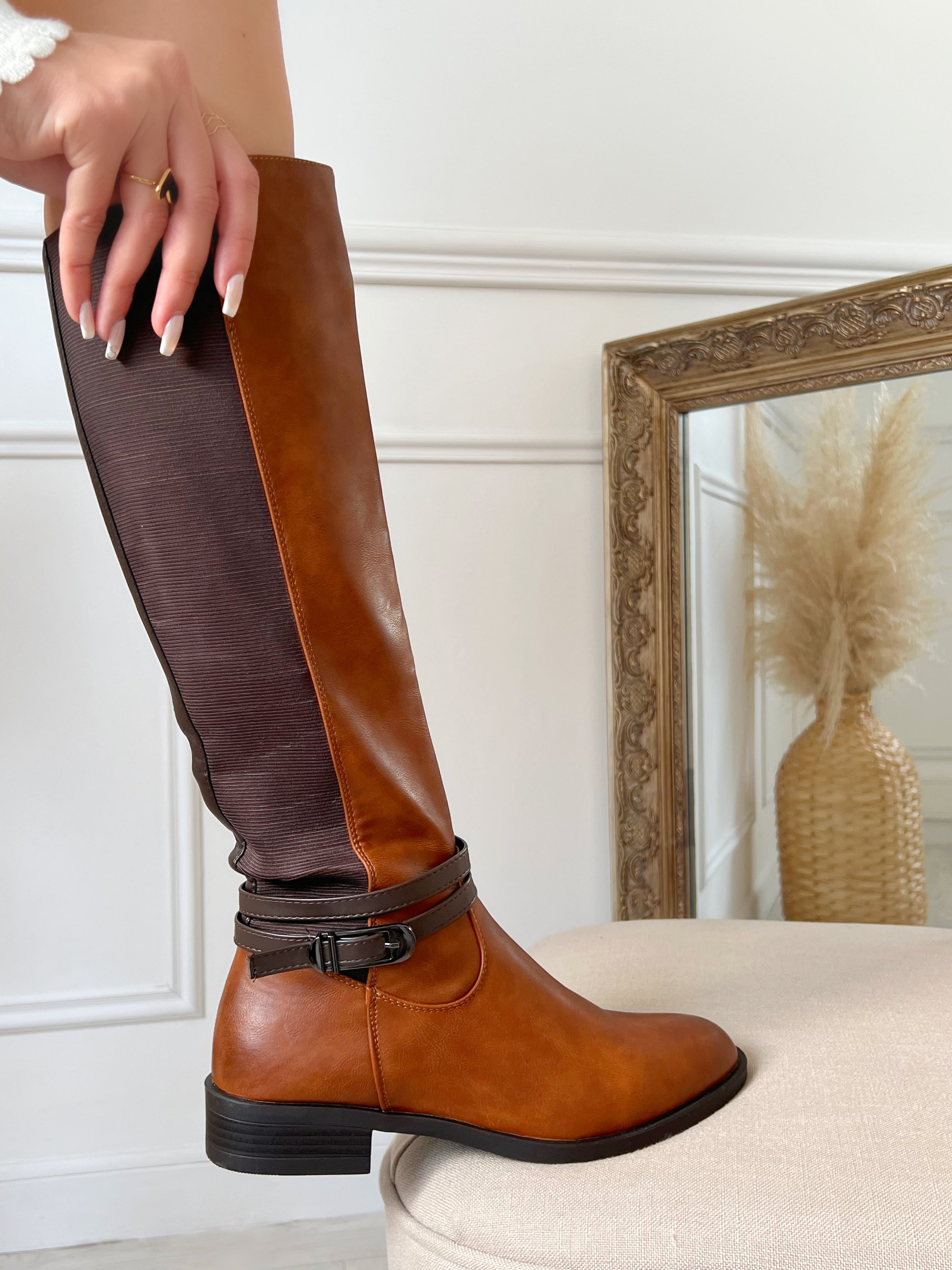 BOTTES BI-MATIÈRE CAMEL Bottes hautes Sangle fantaisie à la cheville Elastique marron Bi-matière Couleur : camel L’ouverture s’effectue sur le zip intérieur Convient à beaucoup de morphologies 100% Synthétique