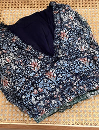 ROBE LONGUE FLEURIE BLEU GRANDE TAILLE Robe longue manches longues Col V Elastique aux poignets et à l'arrière de la taille Couleurs : bleu Détail volanté au col et à la taille Motifs floral terracotta et beige Détails argenté sur les motifs Composition : 60% Polyester 40% Viscose Lavage à la main obligatoire