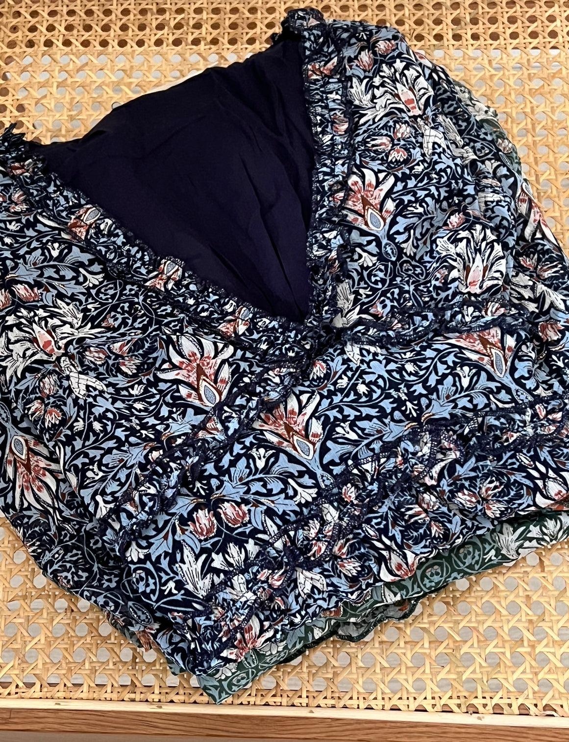 ROBE LONGUE FLEURIE BLEU GRANDE TAILLE Robe longue manches longues Col V Elastique aux poignets et à l'arrière de la taille Couleurs : bleu Détail volanté au col et à la taille Motifs floral terracotta et beige Détails argenté sur les motifs Composition : 60% Polyester 40% Viscose Lavage à la main obligatoire