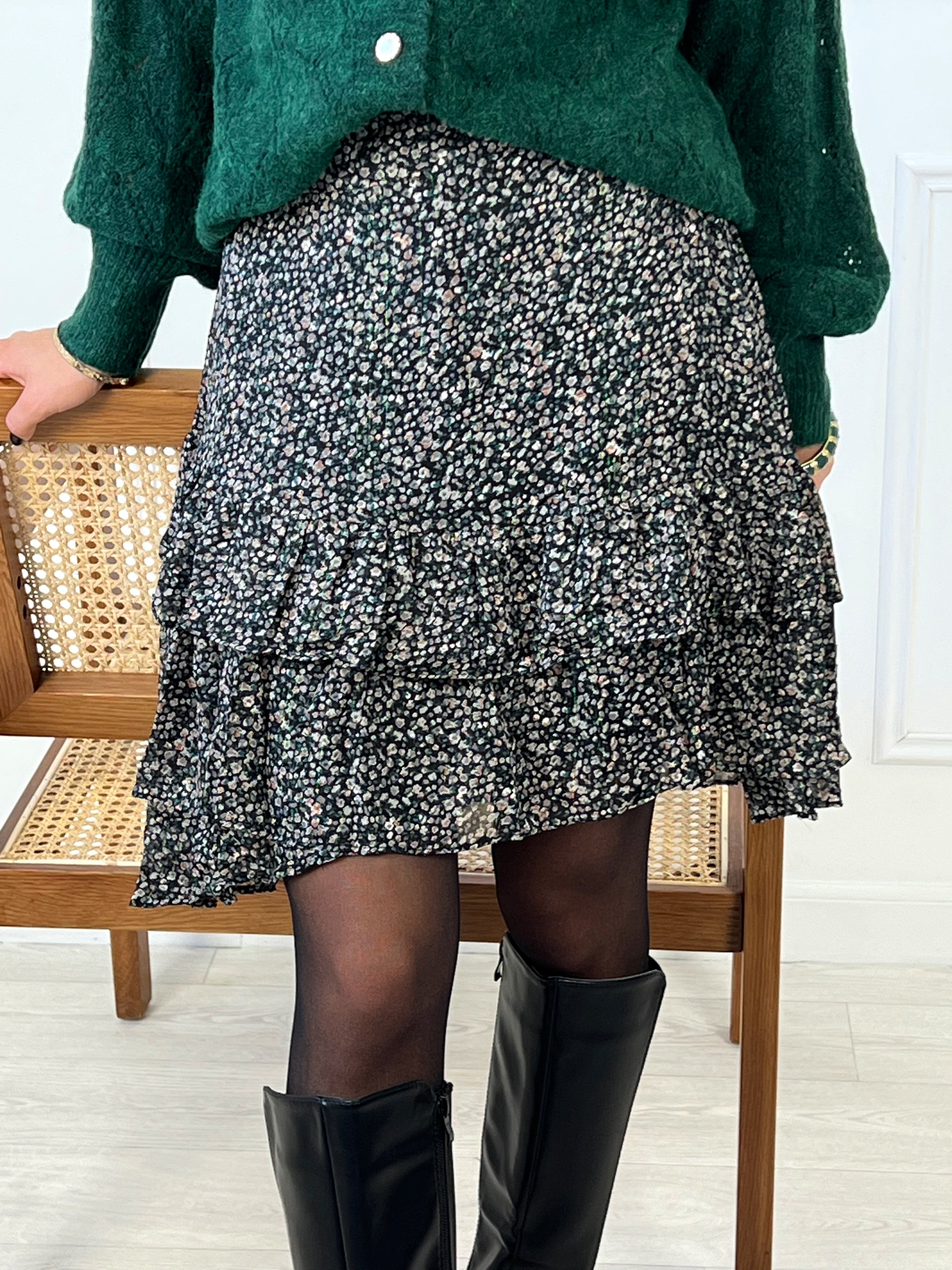 JUPE FLEURIE COURTE ET ÉLASTIQUE Jupe courte Légèrement asymétrique Elastique au dos Fil lurex doré Motif fleuri Volants sur le bas de la jupe Couleurs : noir, beige, vert, rose Composition : 100% Polyester Lavage à la main conseillé