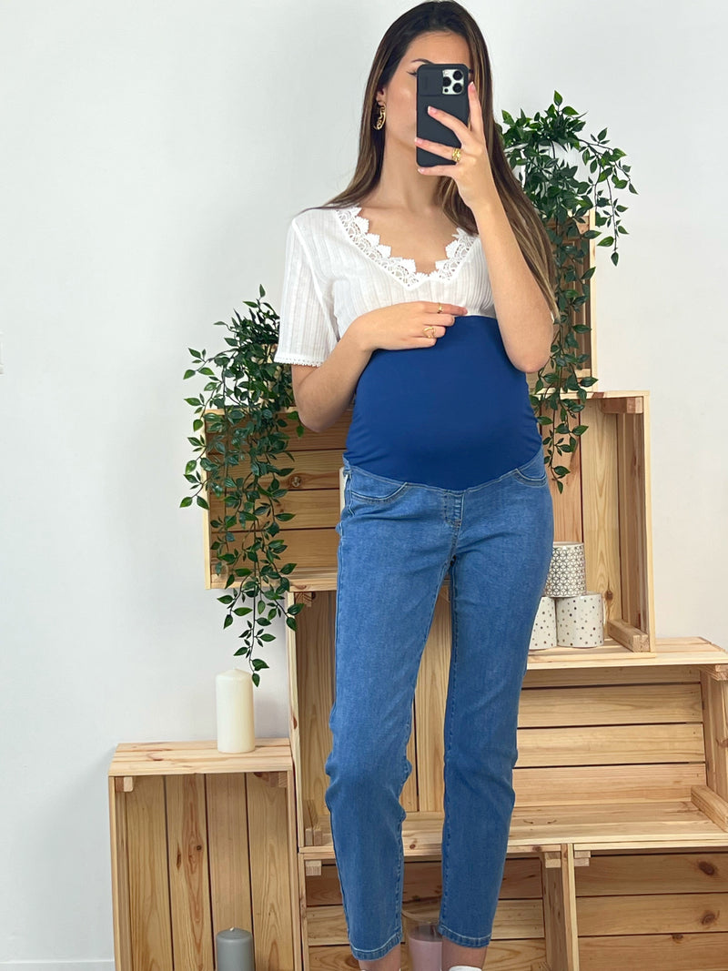 JEAN BLEU SLIM DE GROSSESSE Jean slim de grossesse Large bandeau en maille stretch 2 poches à l’arrière, 2 poches factices à l’avant Couleur : bleu Composition: 74% Coton 21% Polyester 2% Viscose 3% Elasthanne