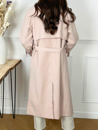 TRENCH FEMME BEIGE AVEC CEINTURE Trench Manches longues Boutons marrons le long du trench 2 poches latérales Coupe ample Fendu à l'arrière Ceinture amovible à la taille et aux manches Couleur : beige Composition : 100% Polyester Lavage à la main conseillé Made in P.R.C