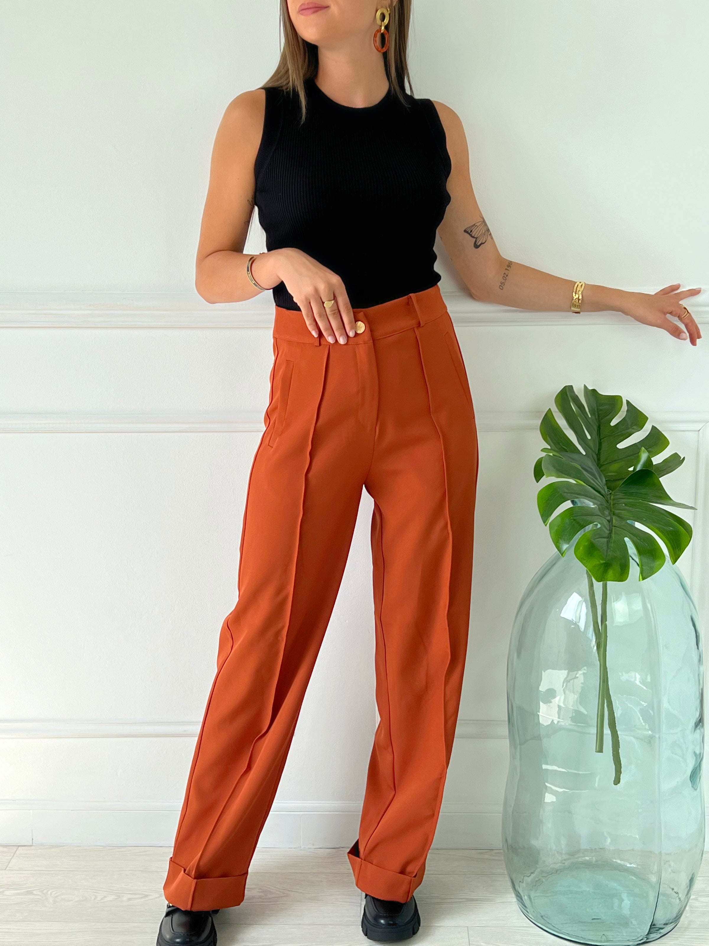 PANTALON COUPE DROITE TAILLE HAUTE CAMEL Pantalon coupe droite Taille haute Couleur : camel 1 poche à l’arrière Passants pour ceinture Composition : 97% Polyester 3% Elasthanne