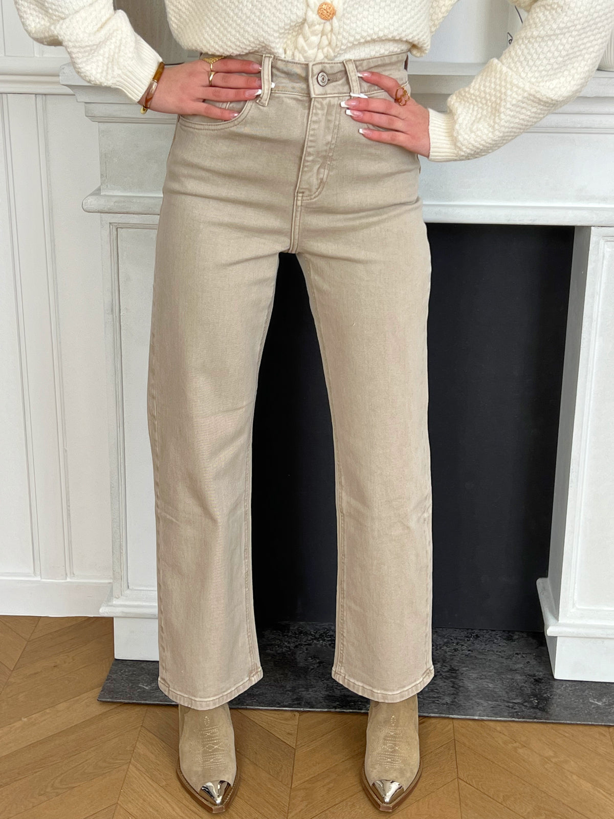 JEAN BEIGE COUPE DROITE Jean taille haute Coupe droite Fermeture boutons et zip 2 poches devant et 2 poches derrières Couleur : beige Composition : 98,5% Coton, 1,5% Elasthanne Lavage à la main conseillé, laver à l’envers Made in P.R.C