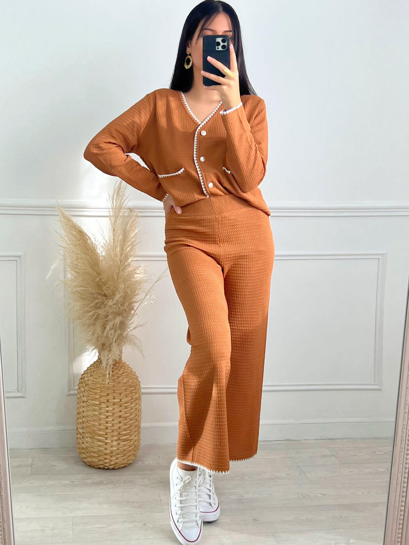PANTALON LARGE CAMEL FEMME Pantalon large Détails blancs en bas du pantalon Couleurs : écru et camel Composition : 89% Viscose 11% Polyamide Lavage et entretien : à la main conseillé