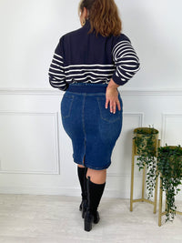 JUPE EN JEAN MI-LONGUE GRANDE TAILLE Jupe en jean Couleur : bleu brut Fente à l'arrière Composition : 68% Coton 27% Polyester 3% Viscose 2% Elasthanne