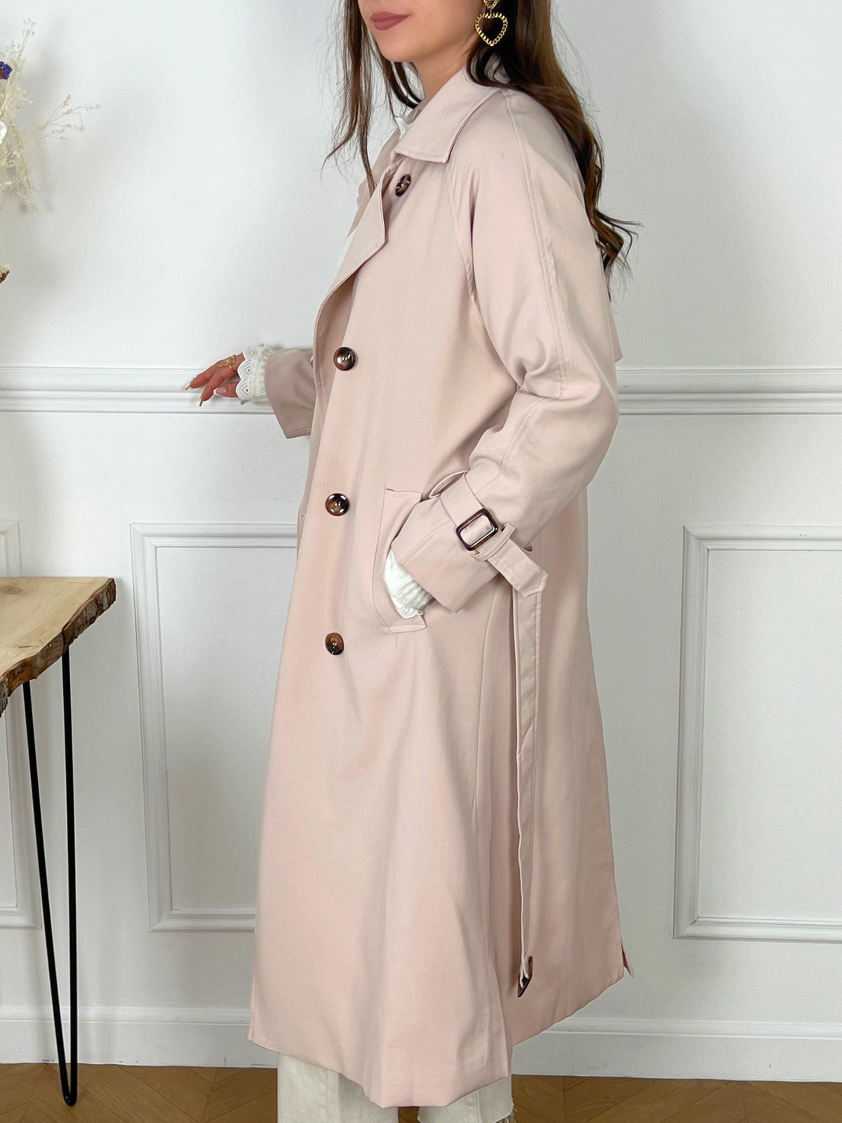 TRENCH FEMME BEIGE AVEC CEINTURE Trench Manches longues Boutons marrons le long du trench 2 poches latérales Coupe ample Fendu à l'arrière Ceinture amovible à la taille et aux manches Couleur : beige Composition : 100% Polyester Lavage à la main conseillé Made in P.R.C