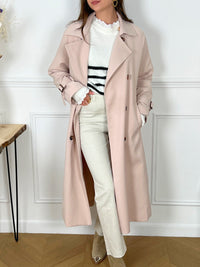 TRENCH FEMME BEIGE AVEC CEINTURE Trench Manches longues Boutons marrons le long du trench 2 poches latérales Coupe ample Fendu à l'arrière Ceinture amovible à la taille et aux manches Couleur : beige Composition : 100% Polyester Lavage à la main conseillé Made in P.R.C