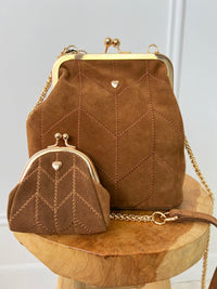 PORTE-MONNAIE CAMEL EN CUIR Porte-monnaie en cuir Rangements à l'intérieur Couleur : cognac Petit cœur doré Dimensions : 9cm*9cm*3cm